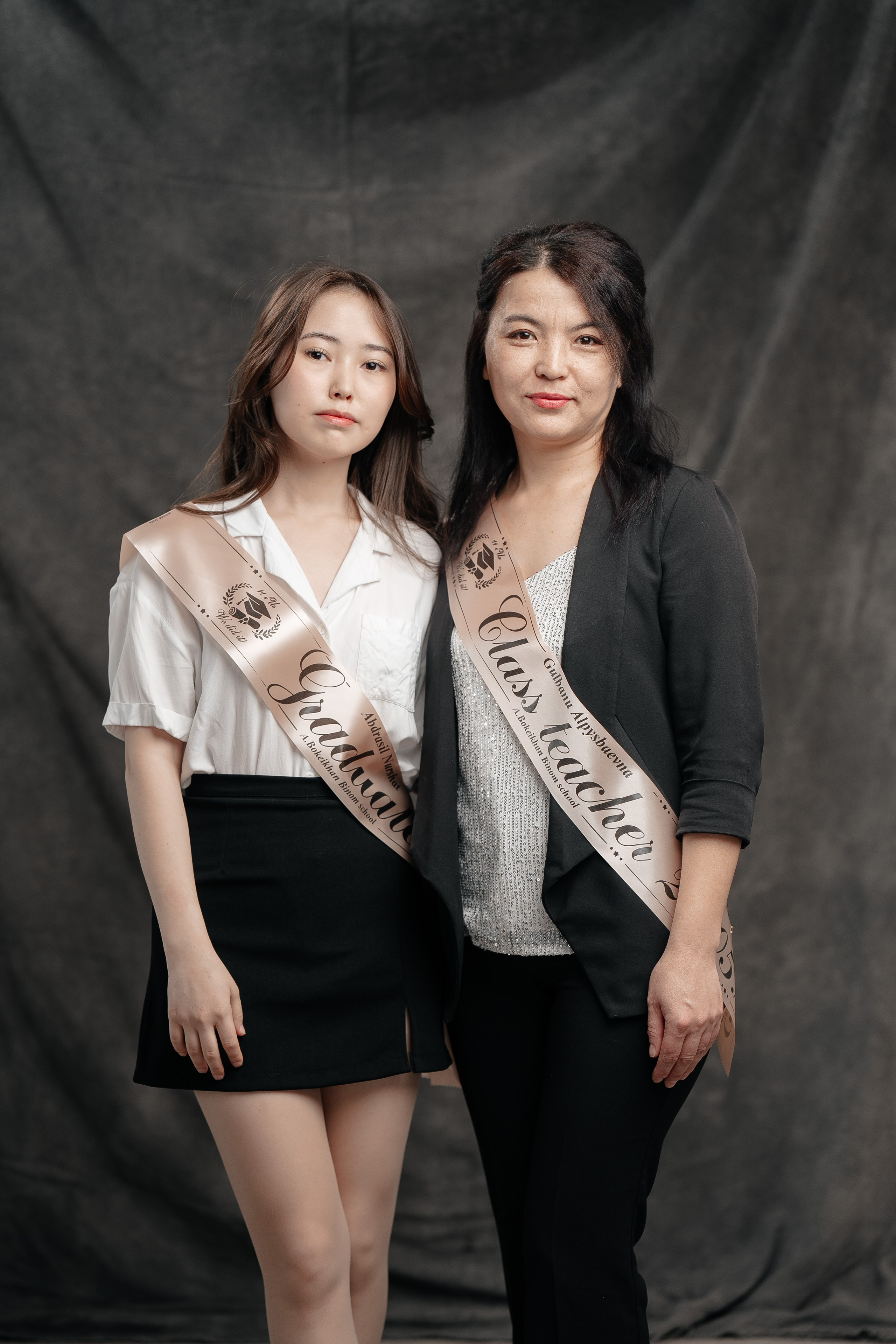 По двое. Выпускные альбомы в Нур-Султане (Астана) и по всему Казахстану