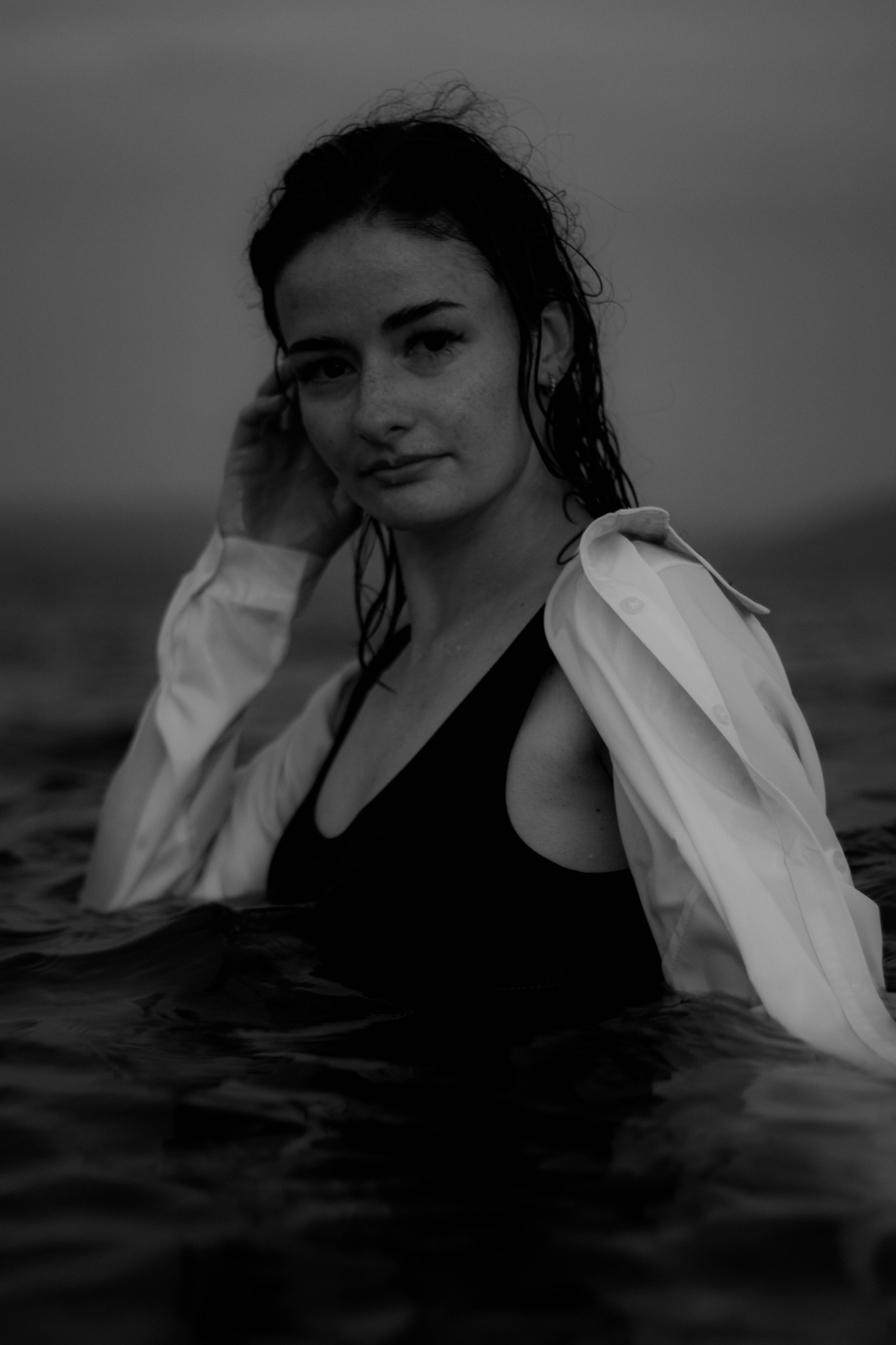 «Невесомость волн: девушка и море». Уличный фотограф Города N