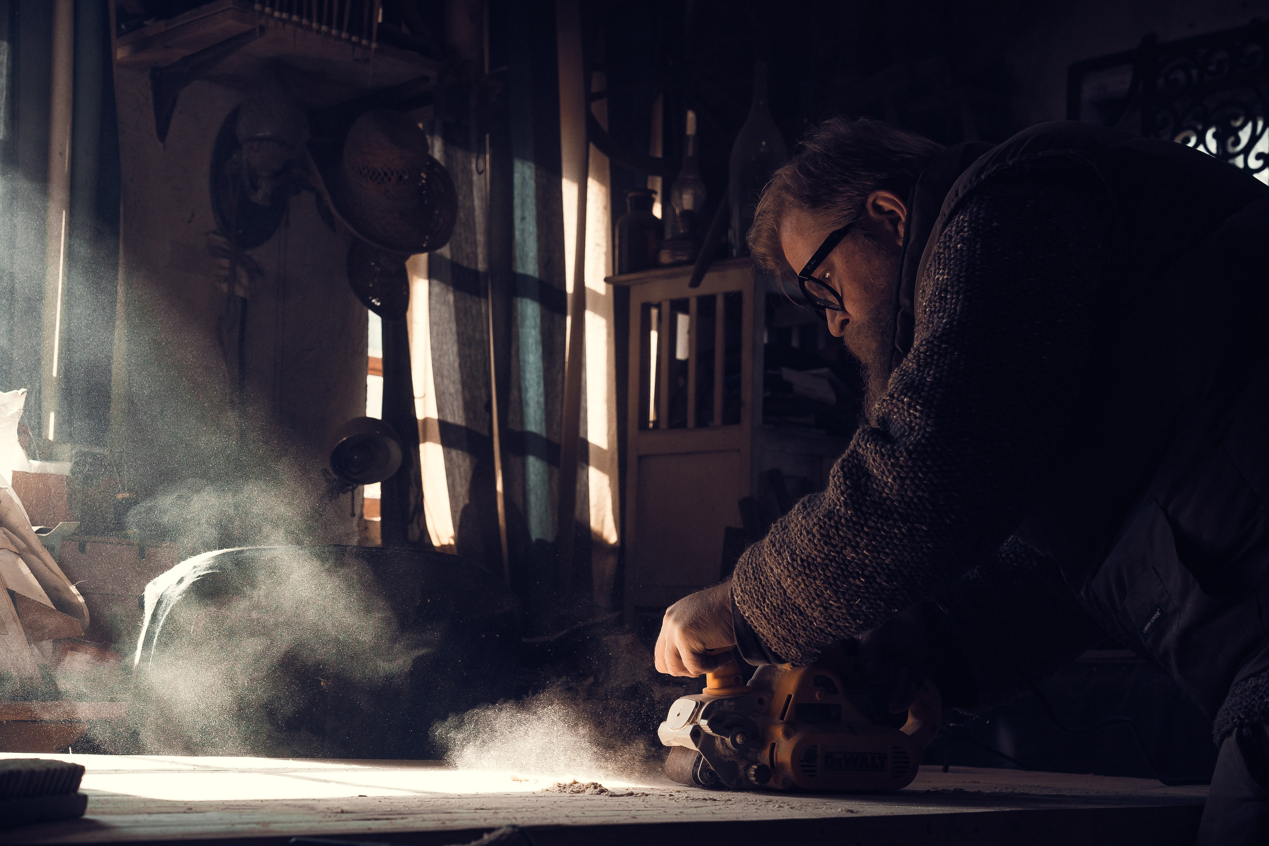 Кузнец Коля Христолюбов в своей кузнице в Бёхово 