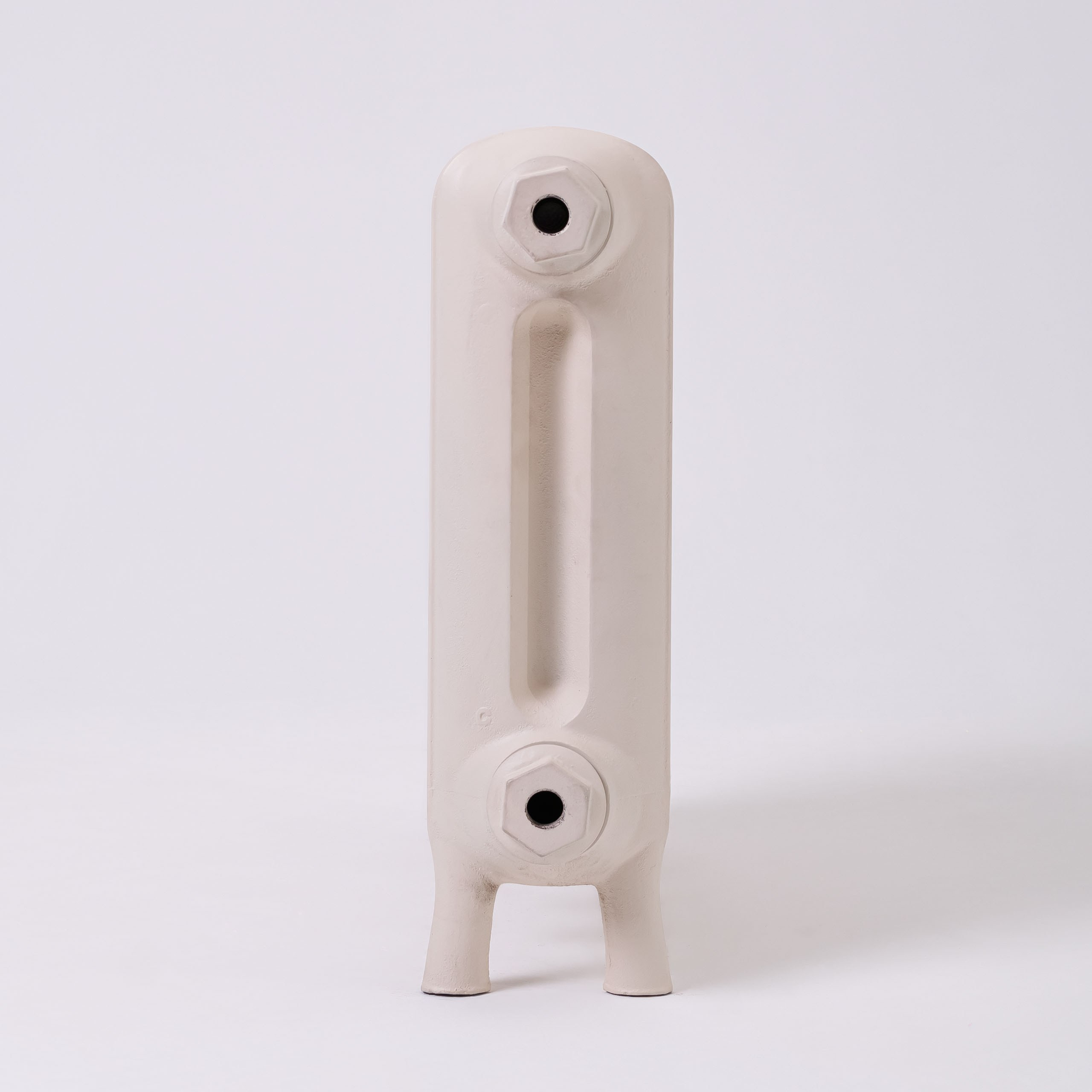 Предметные фотографии дизайнерских радиаторов отопления в стиле ретро