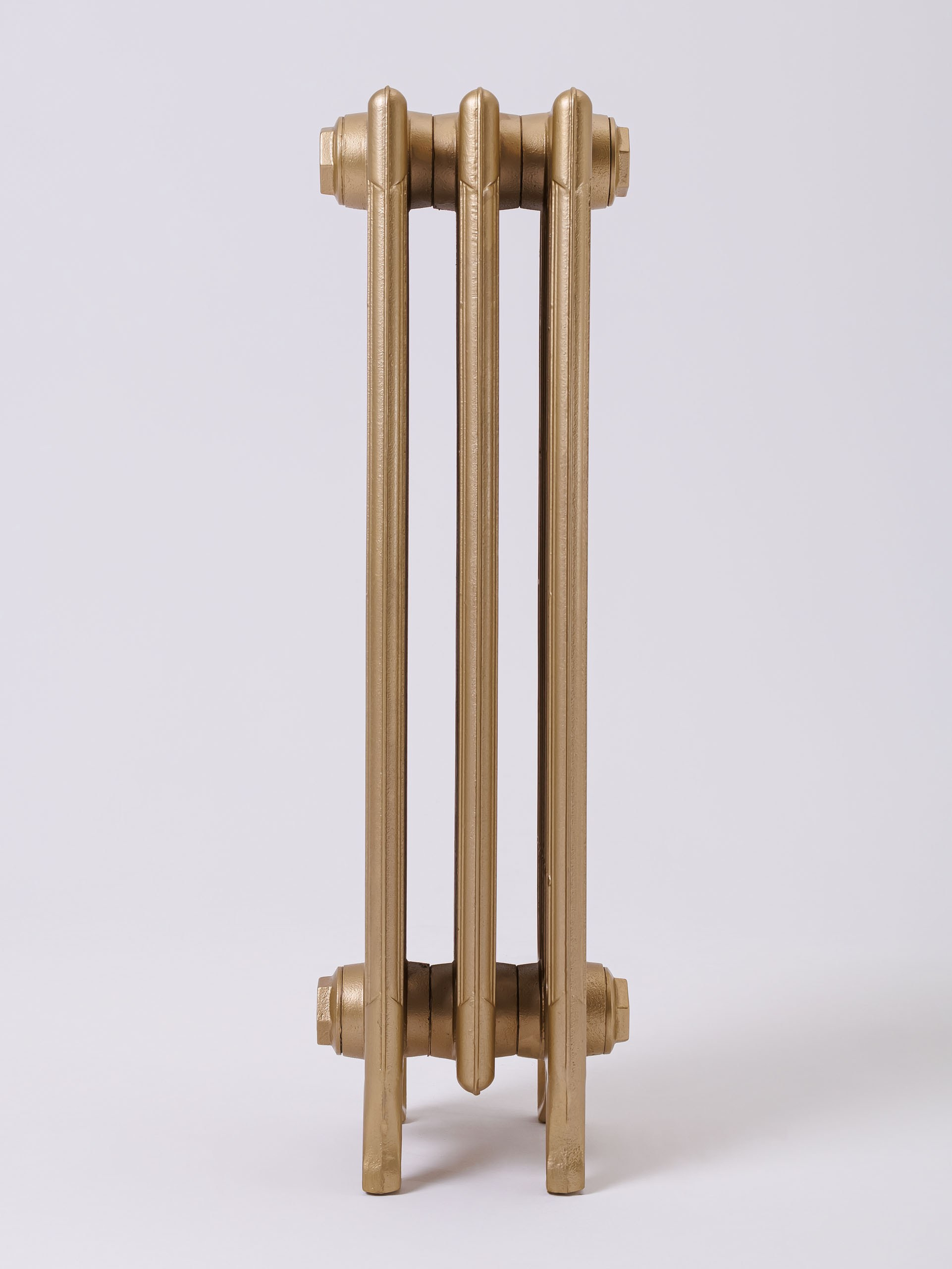 Предметные фотографии дизайнерских радиаторов отопления в стиле ретро