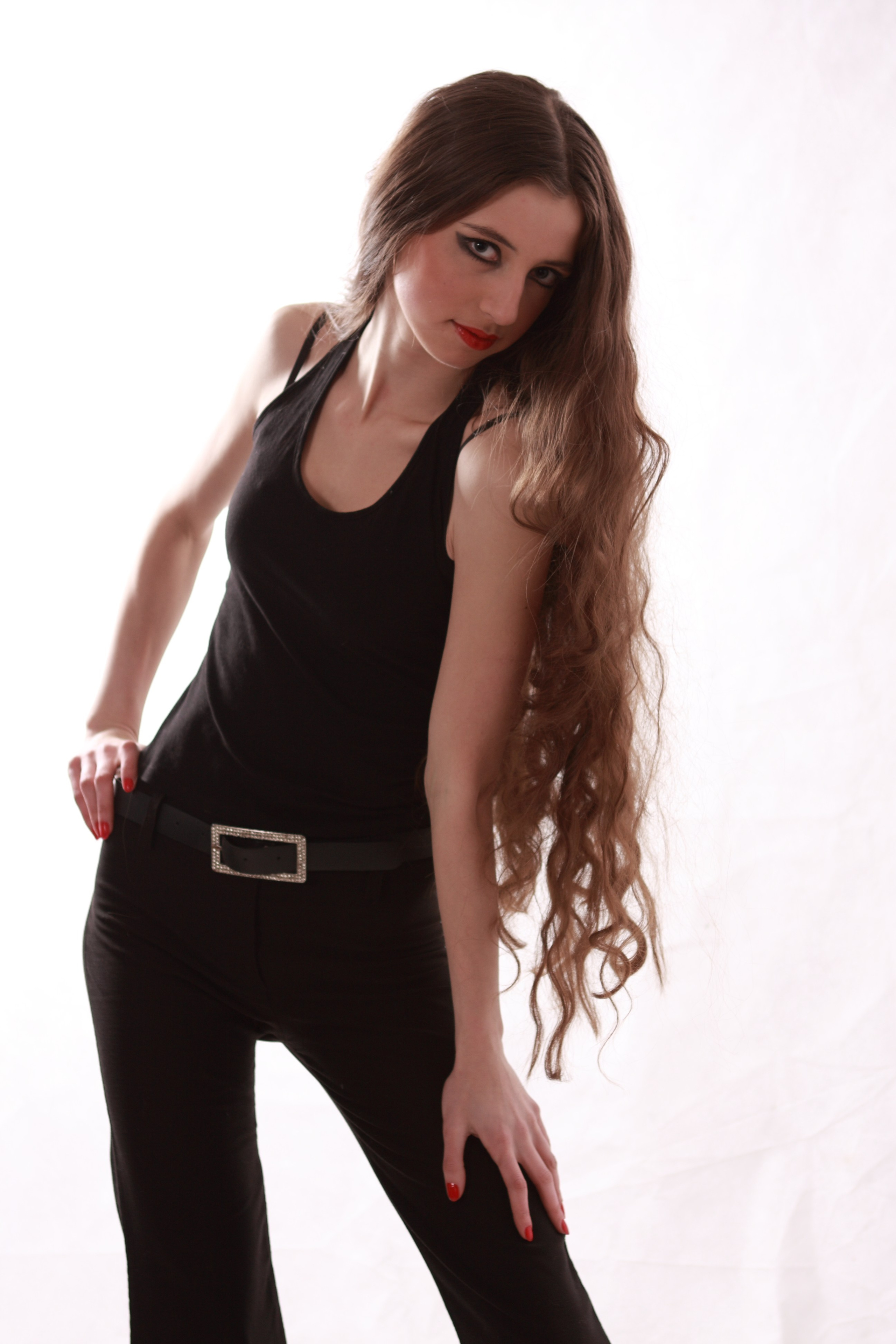 индивидуальная фотосессия в студии где девушка позирует на белом фоне  с длинными волосами