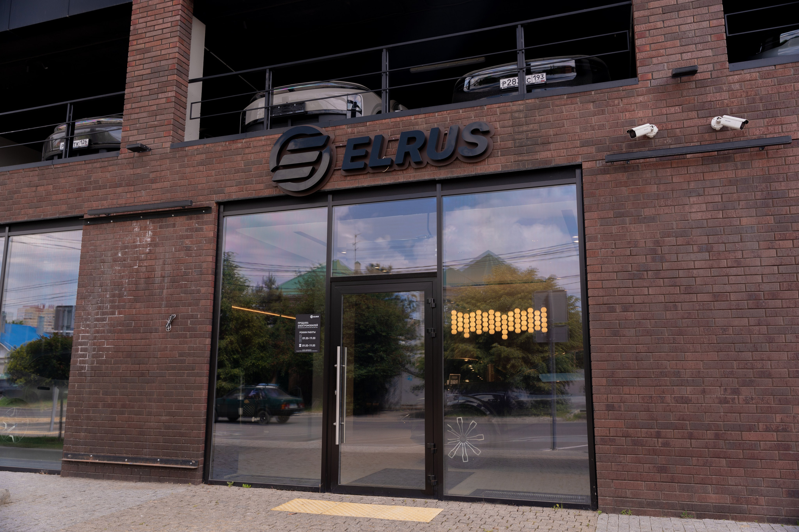 Интерьерная фотосъемка автосалона Elrus в Краснодаре. Zeekr, LiXiang Профессиональная фотосъемка интерьера премиум-автосалона в Краснодаре. Шедевры для Вас! Фотограф и Видеограф в Краснодаре Пахиев Руслан