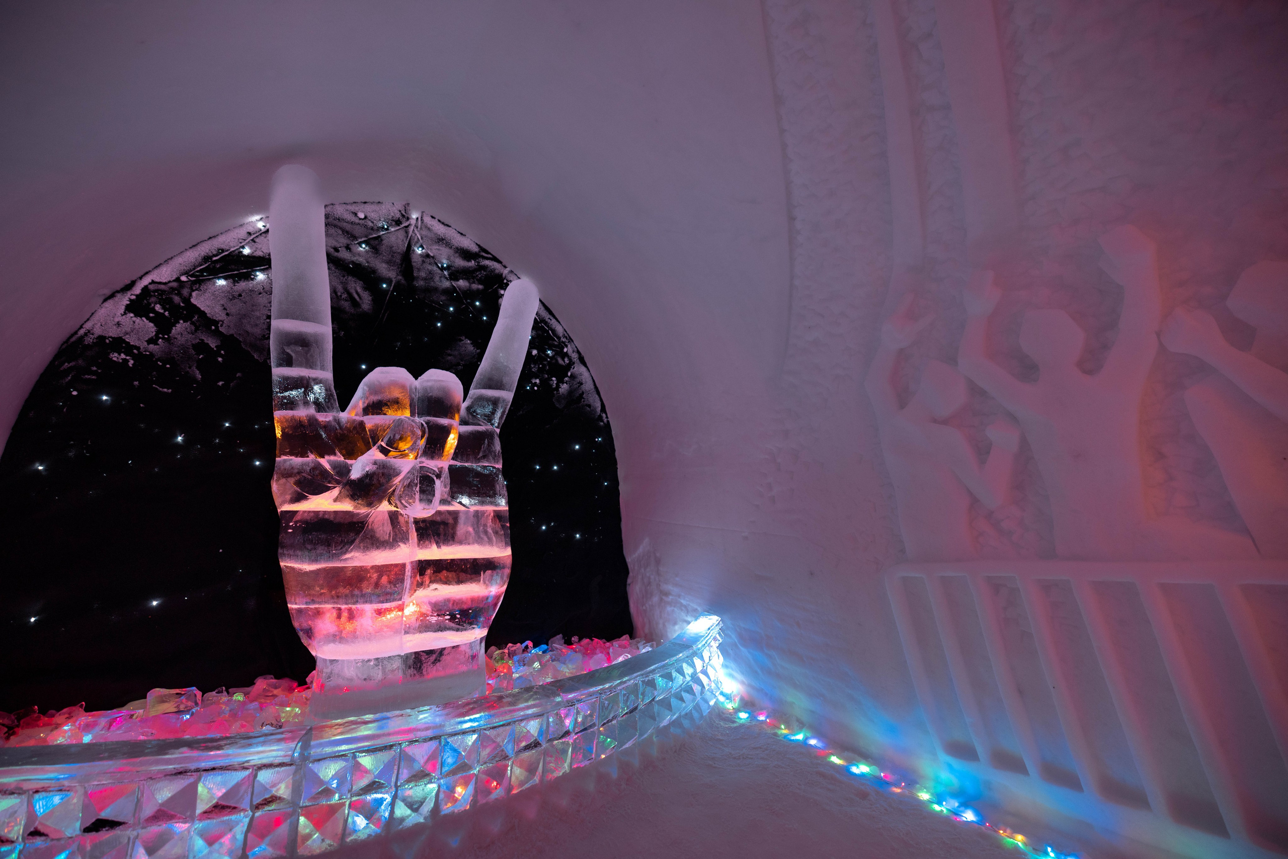 Снежная деревня. Турист оптимист