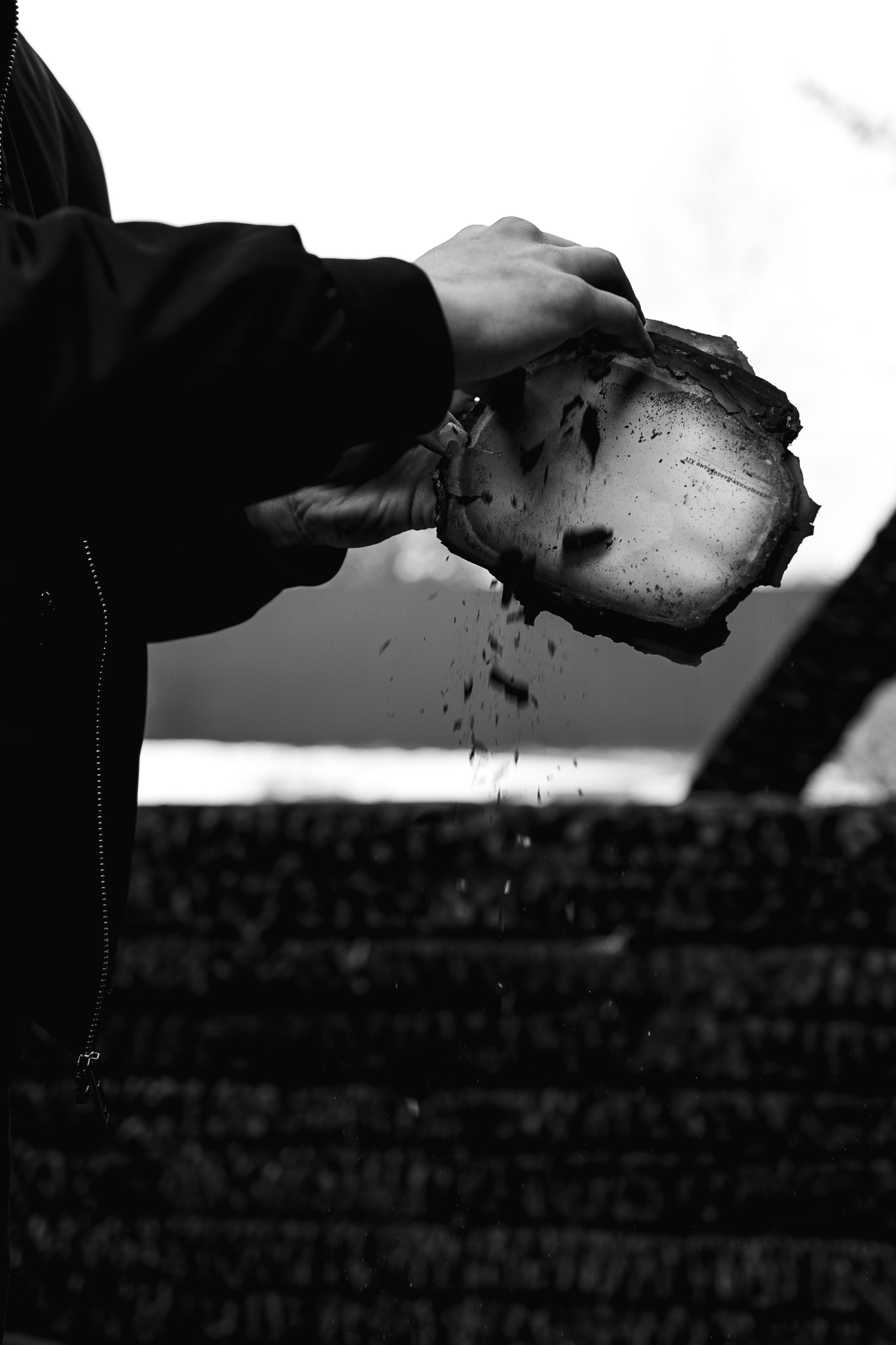 Илья за 1 час до сноса дома, который сгорел у нас в 2023. Семейный фотограф Надежда Каримова | Иркутск Байкал Аршан