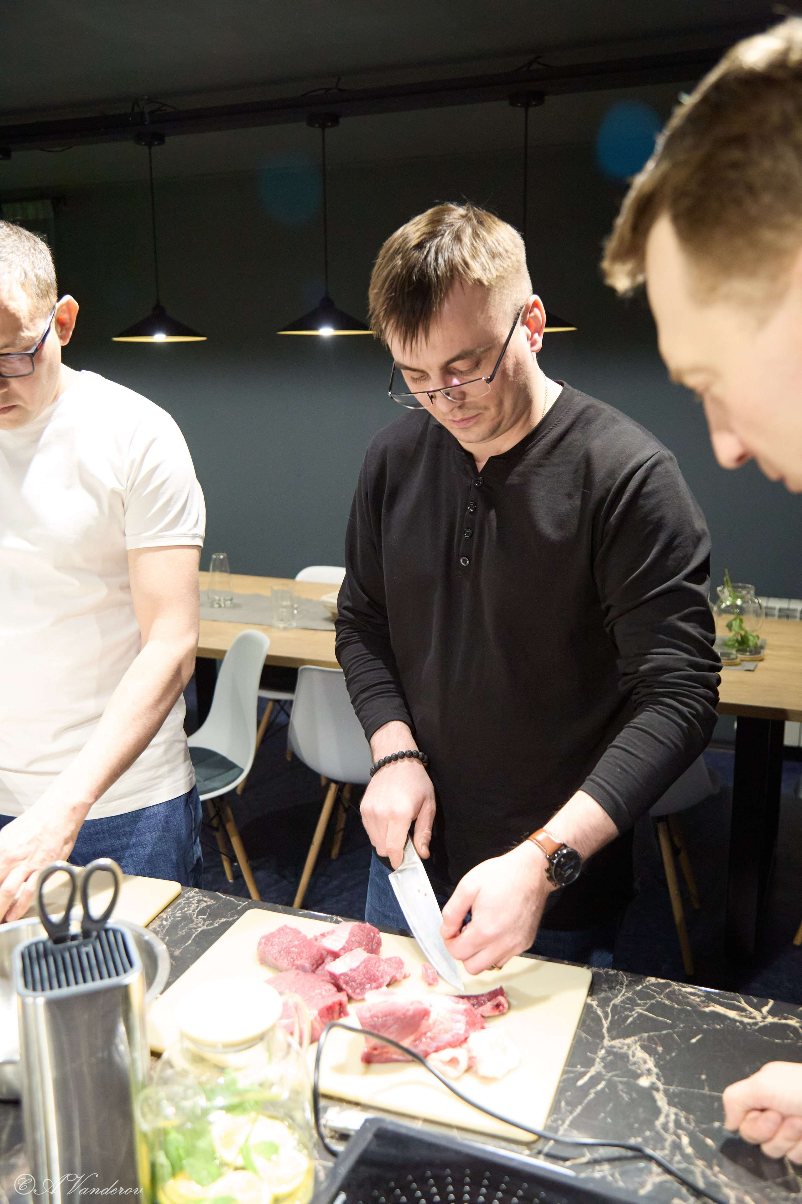 Мужские разговоры на кухне. Фотограф Омск | Александр Вандеров