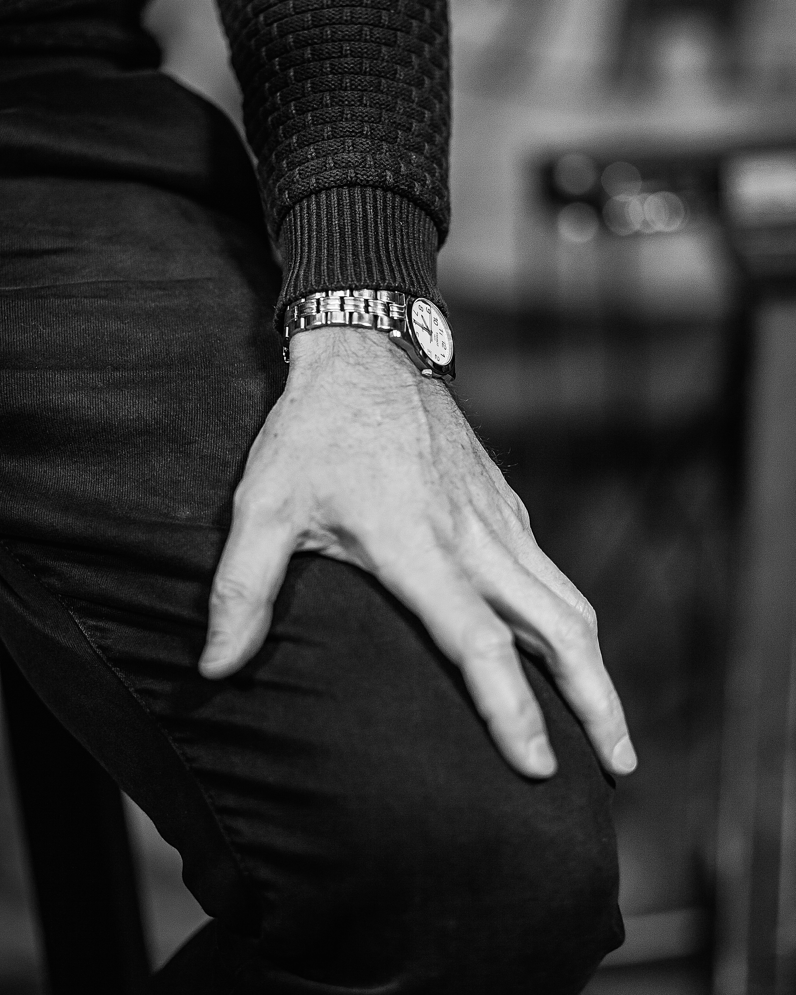 Левая кисть руки лежит на колене. Крупный план.