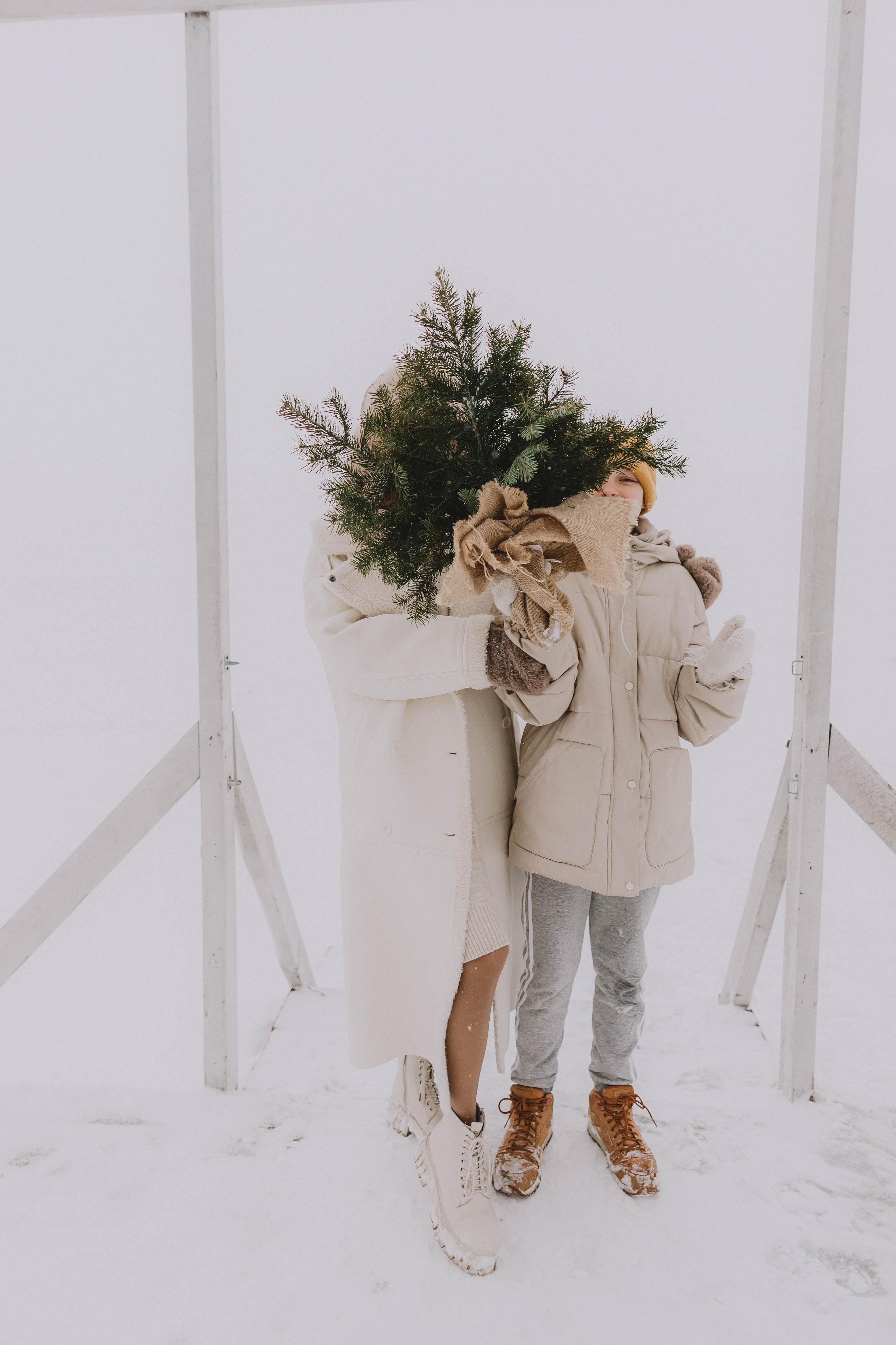 Семейная фотосессия  на улице зимой, в снегу, новогодняя съемка. Мама с сыном и елкой.