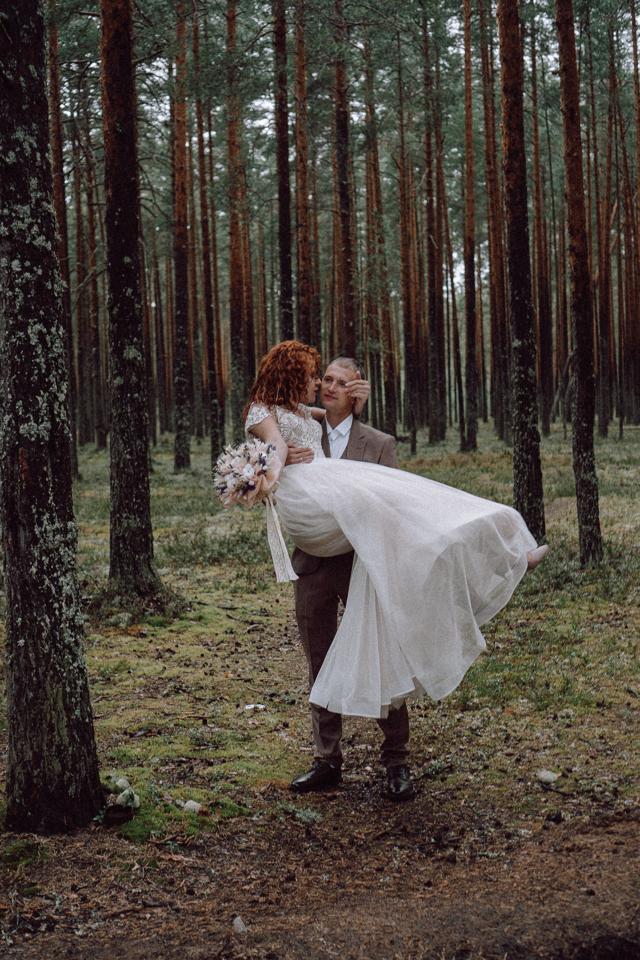 СВАДЕБНАЯ ФОТОСЕССИИЯ ПАРЫ В ГОРОДЕ ПРИОЗЕРСК В СОСНОВОМ ЛЕСУ И С ПИКАПОМ. Профессиональный фотограф, Санкт-Петербург — Виктория Богомолова