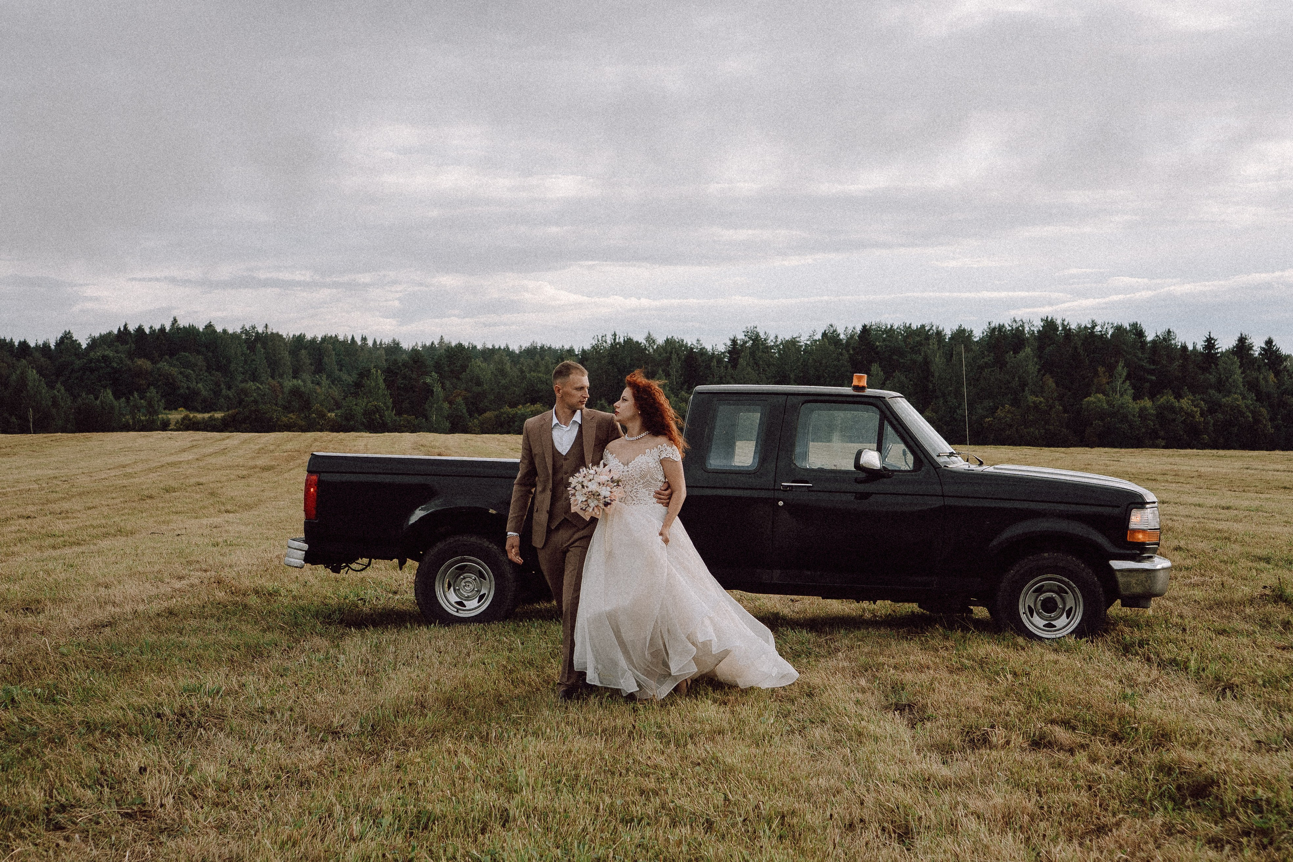 СВАДЕБНАЯ ФОТОСЕССИИЯ ПАРЫ В ГОРОДЕ ПРИОЗЕРСК В СОСНОВОМ ЛЕСУ И С ПИКАПОМ. Профессиональный фотограф, Санкт-Петербург — Виктория Богомолова