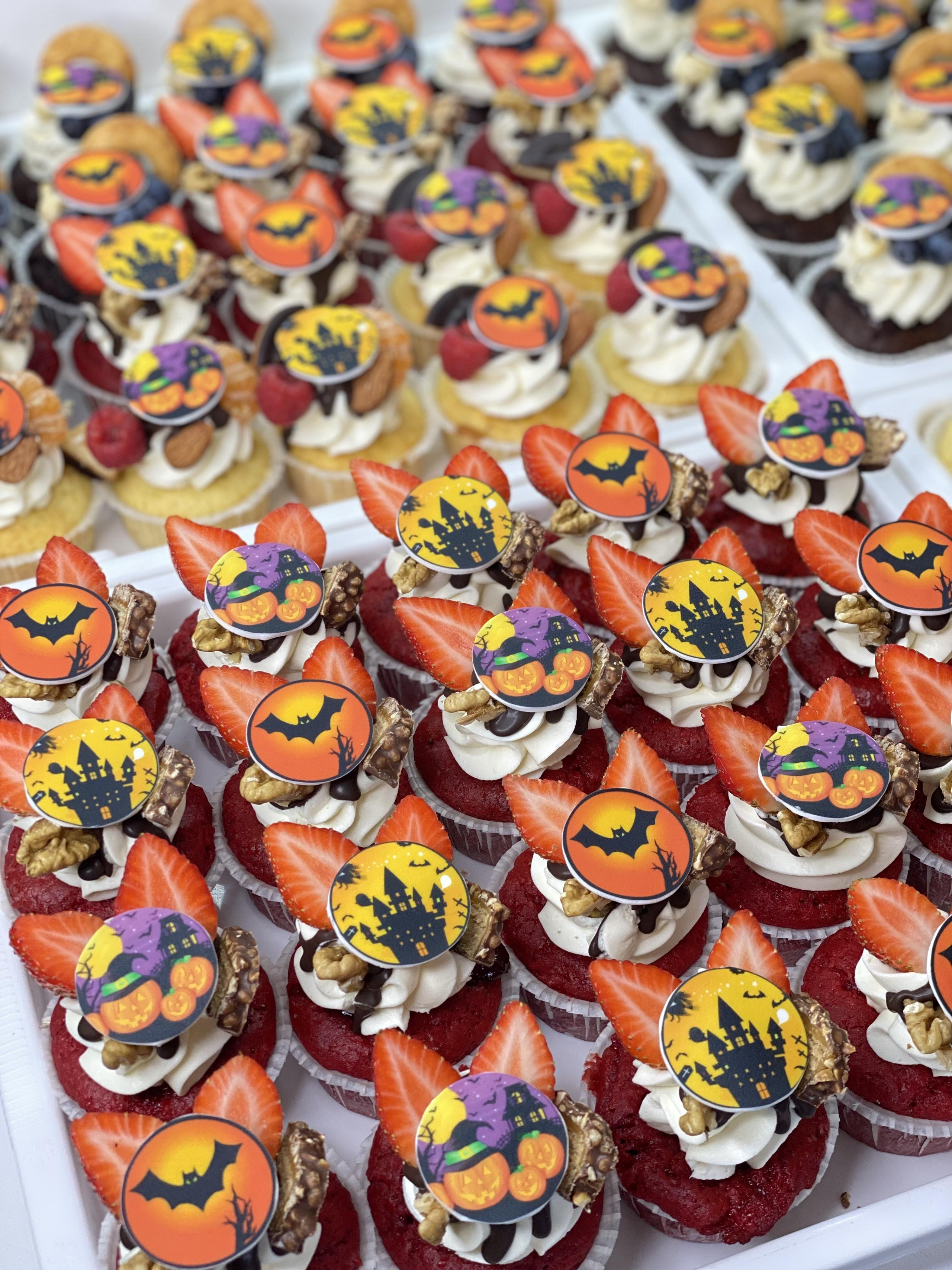 Капкейки фуршетные с логотипом. Katyasugarsugar капкейки, зефир, торты Москва