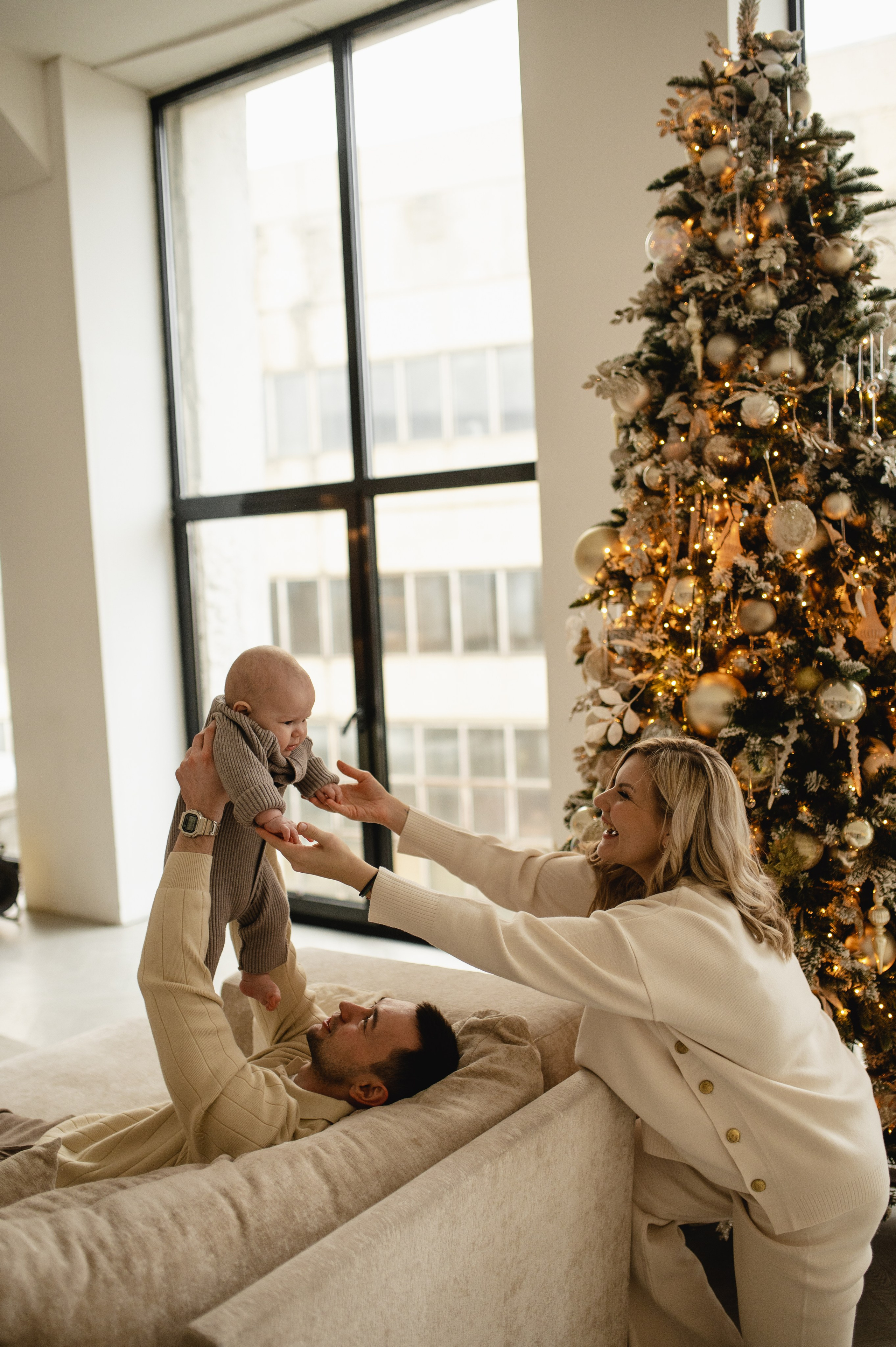 Новогодняя фотосессия в студии с малышом 6 месяцев в Бутово. Семейная фотосессия Бутово Москва фотограф Алина Морщагина