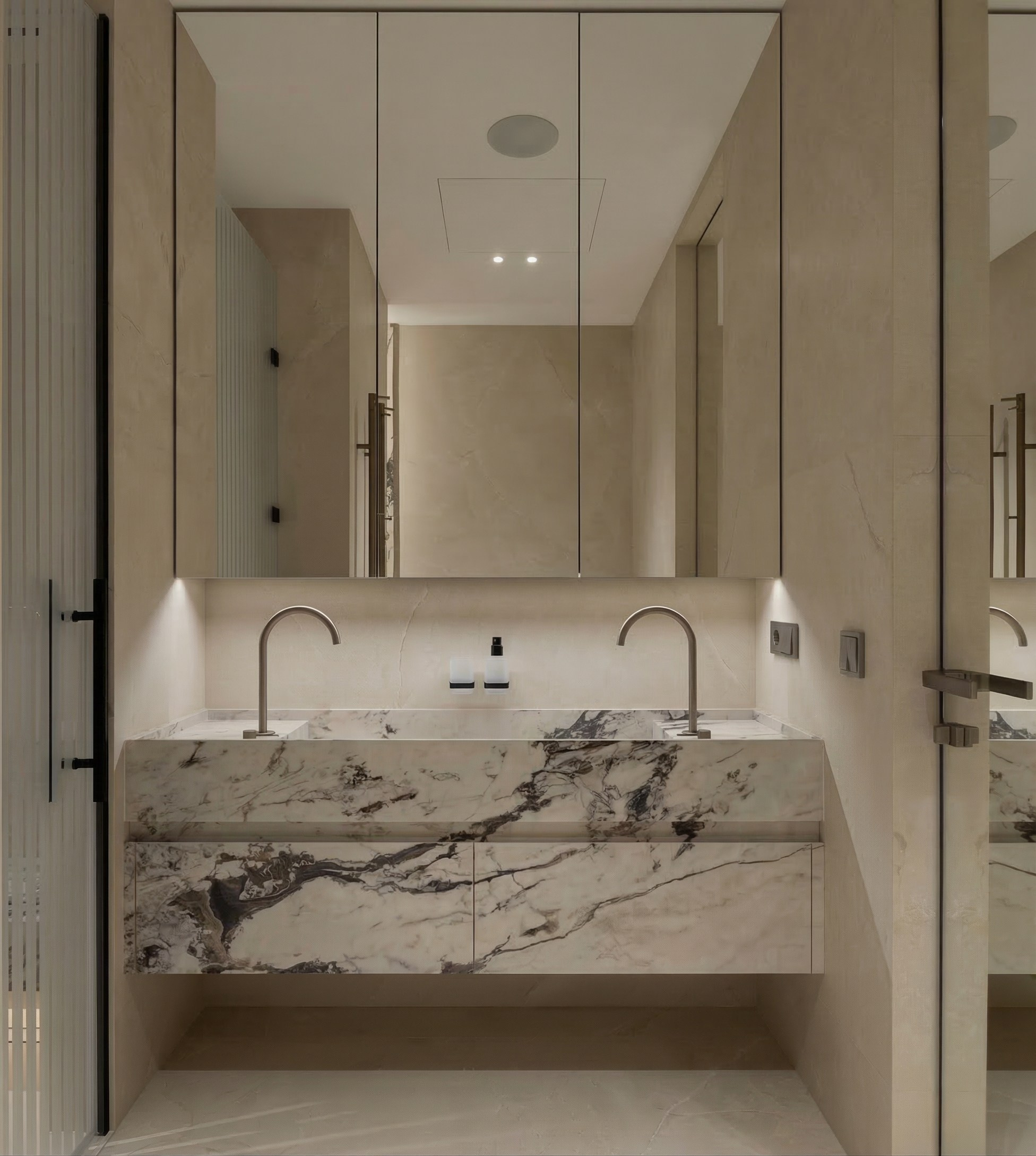 Интерьер ванной комнаты в ЖК ONYX Deluxe: двойная раковина из белого мрамора с темными прожилками, большое зеркало с подсветкой и лаконичные хромированные смесители. Дизайн Валерии Котович.