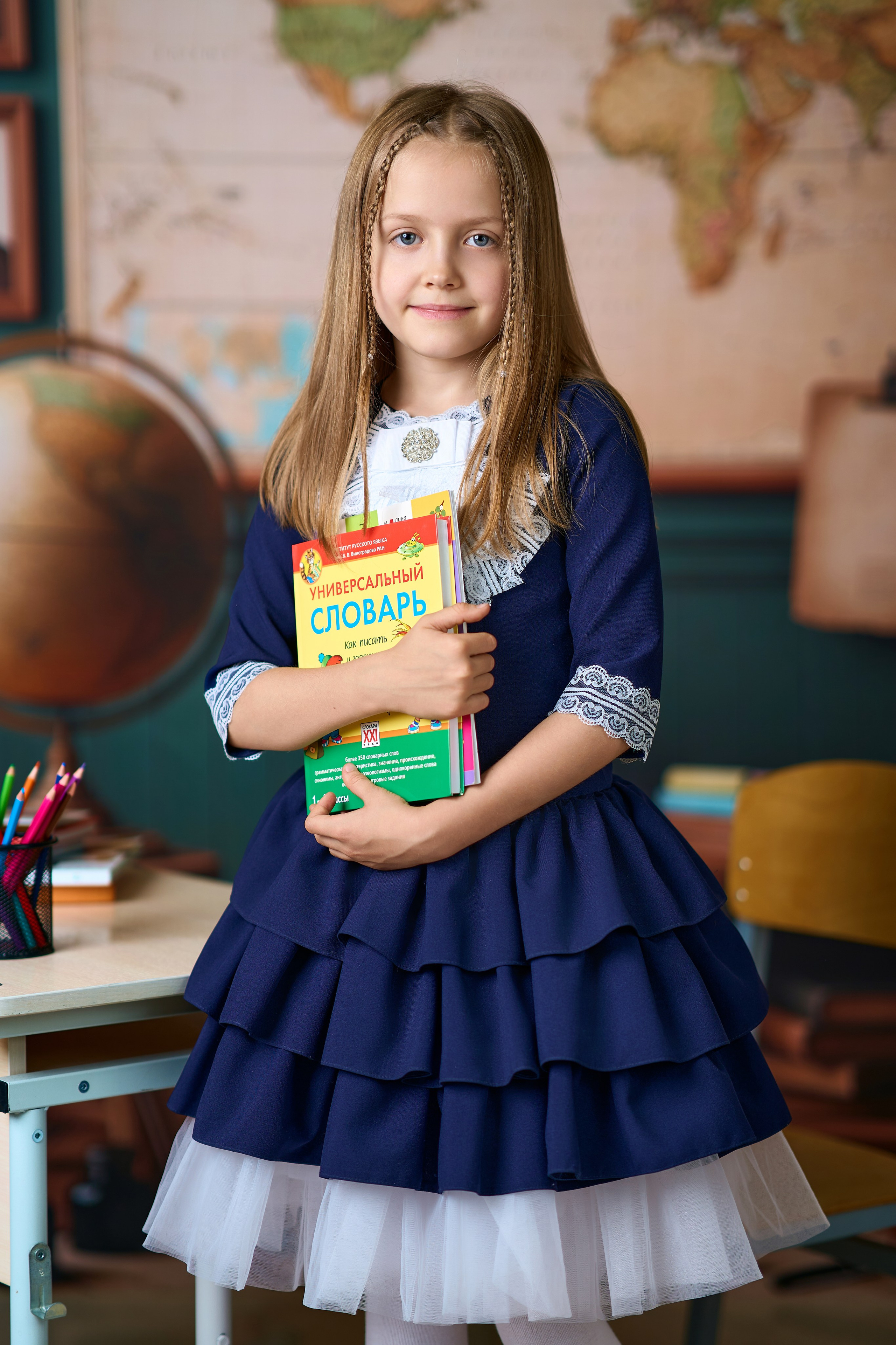 школьница начальных классов спокойный портрет в классе