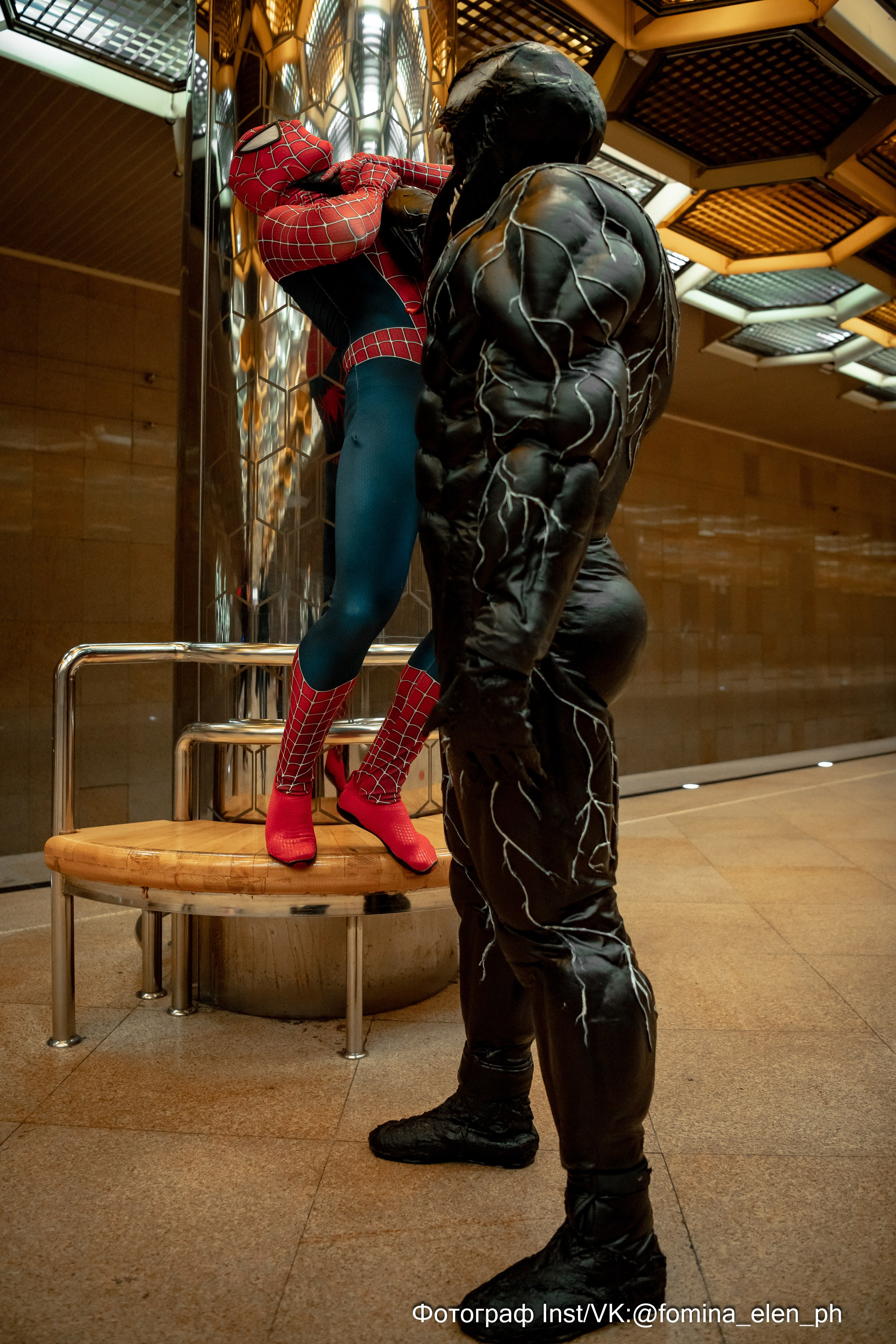 Человек паук и Веном в метро ЕКБ. Фомина Елена Свадебный и семейный фотограф