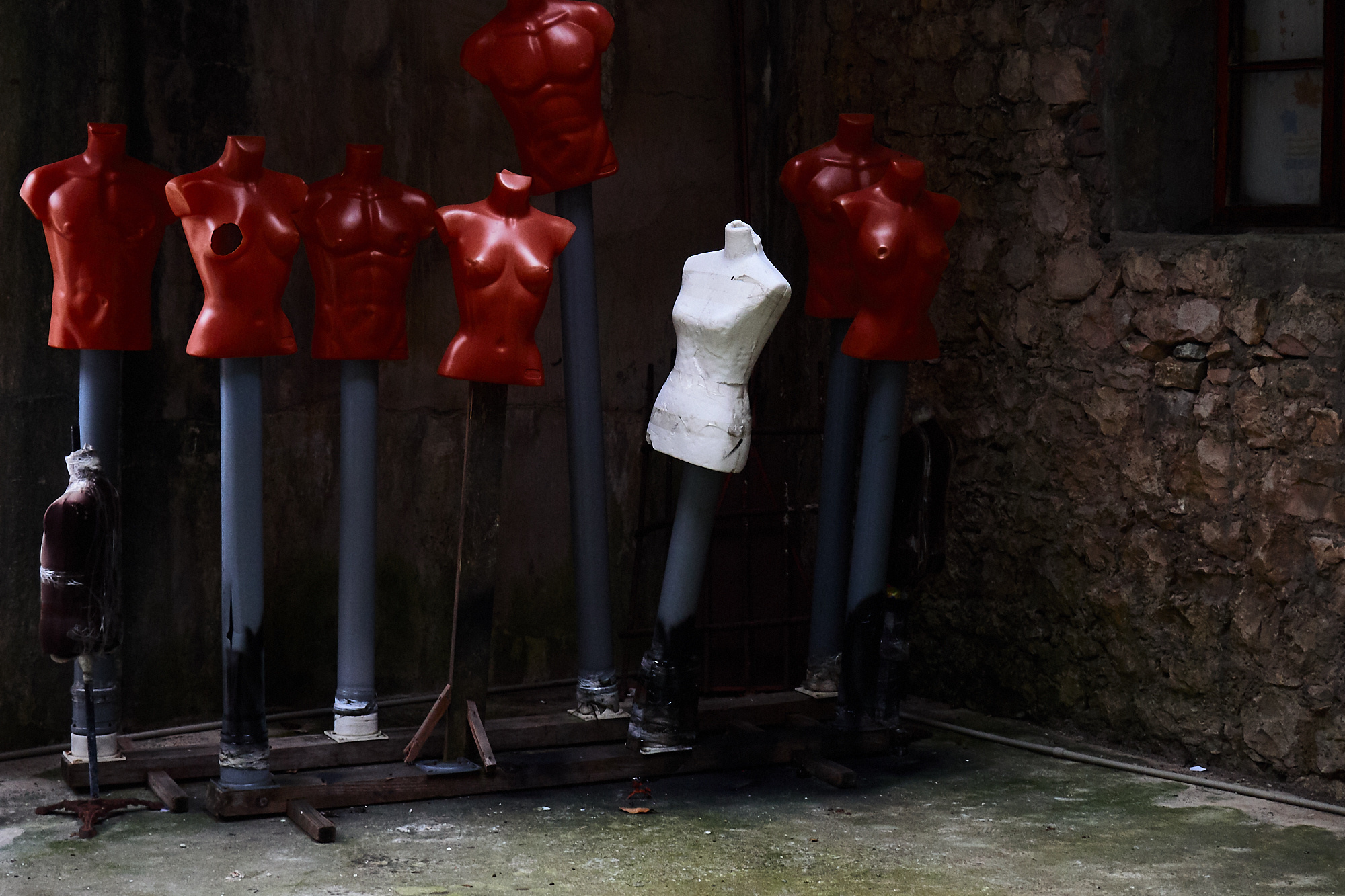 Маникены на заднем дворе магазина. Новый Афон. 