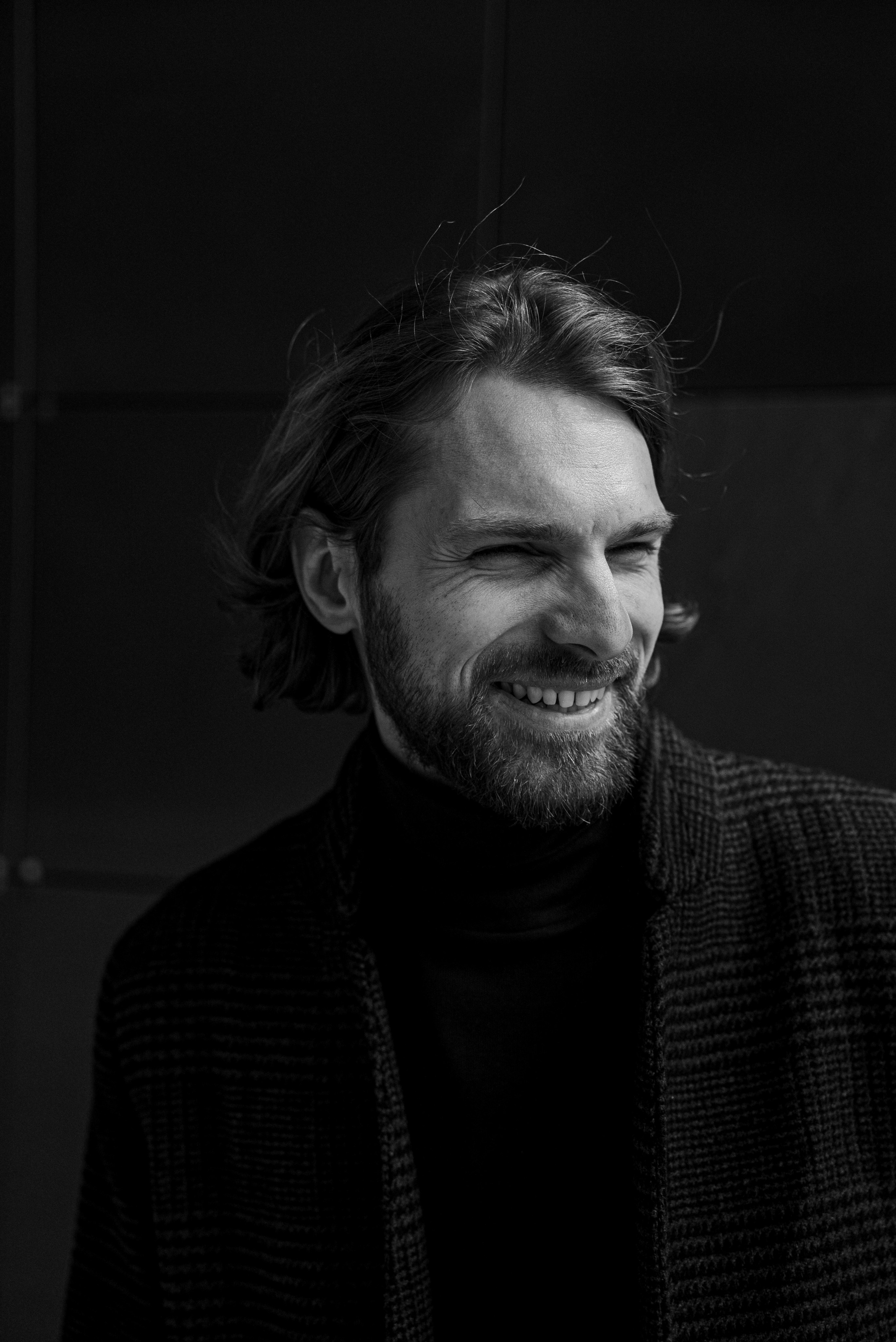 Мужчина с бородой смеется