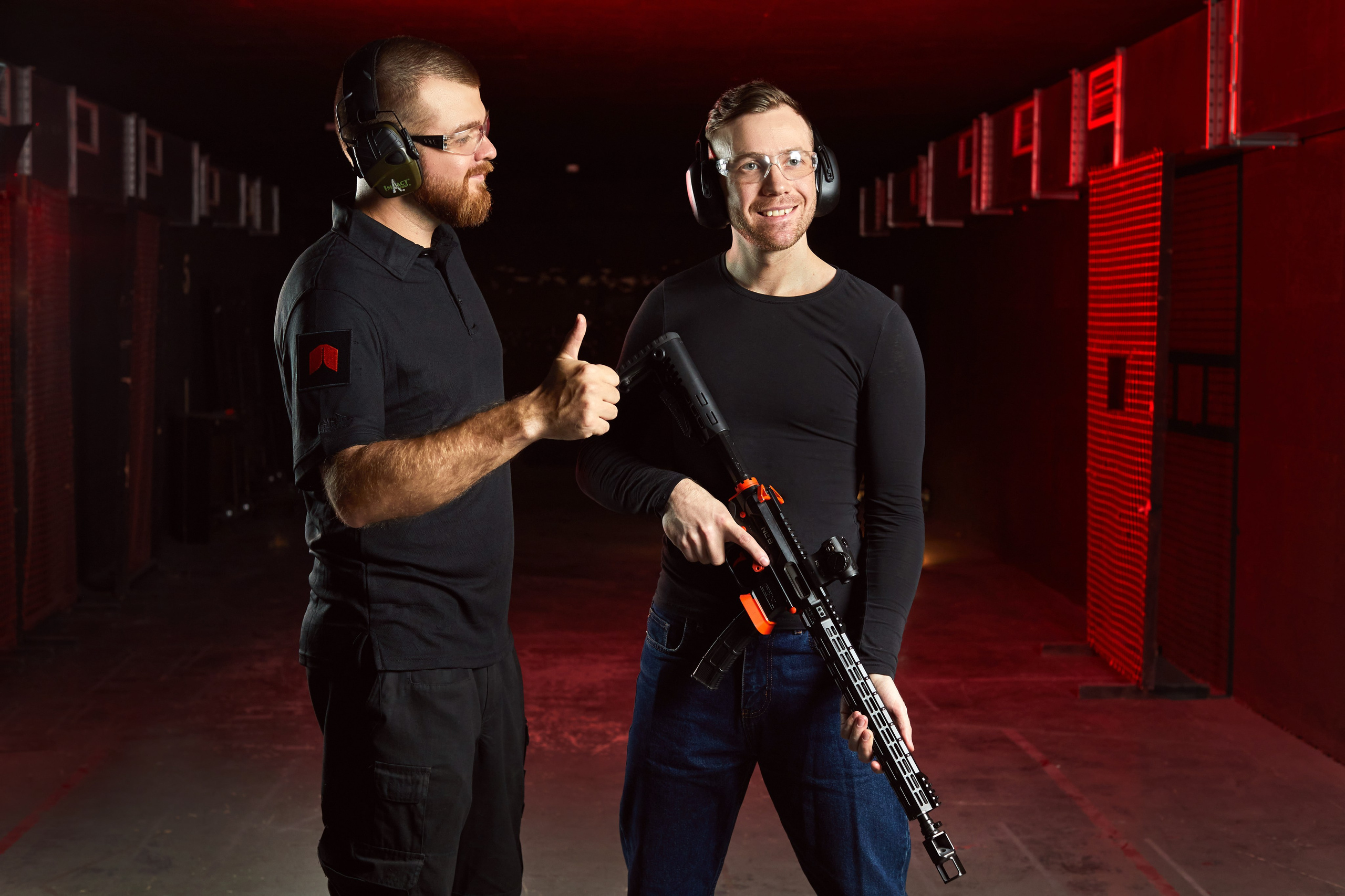 Инструктор и стрелок в тире