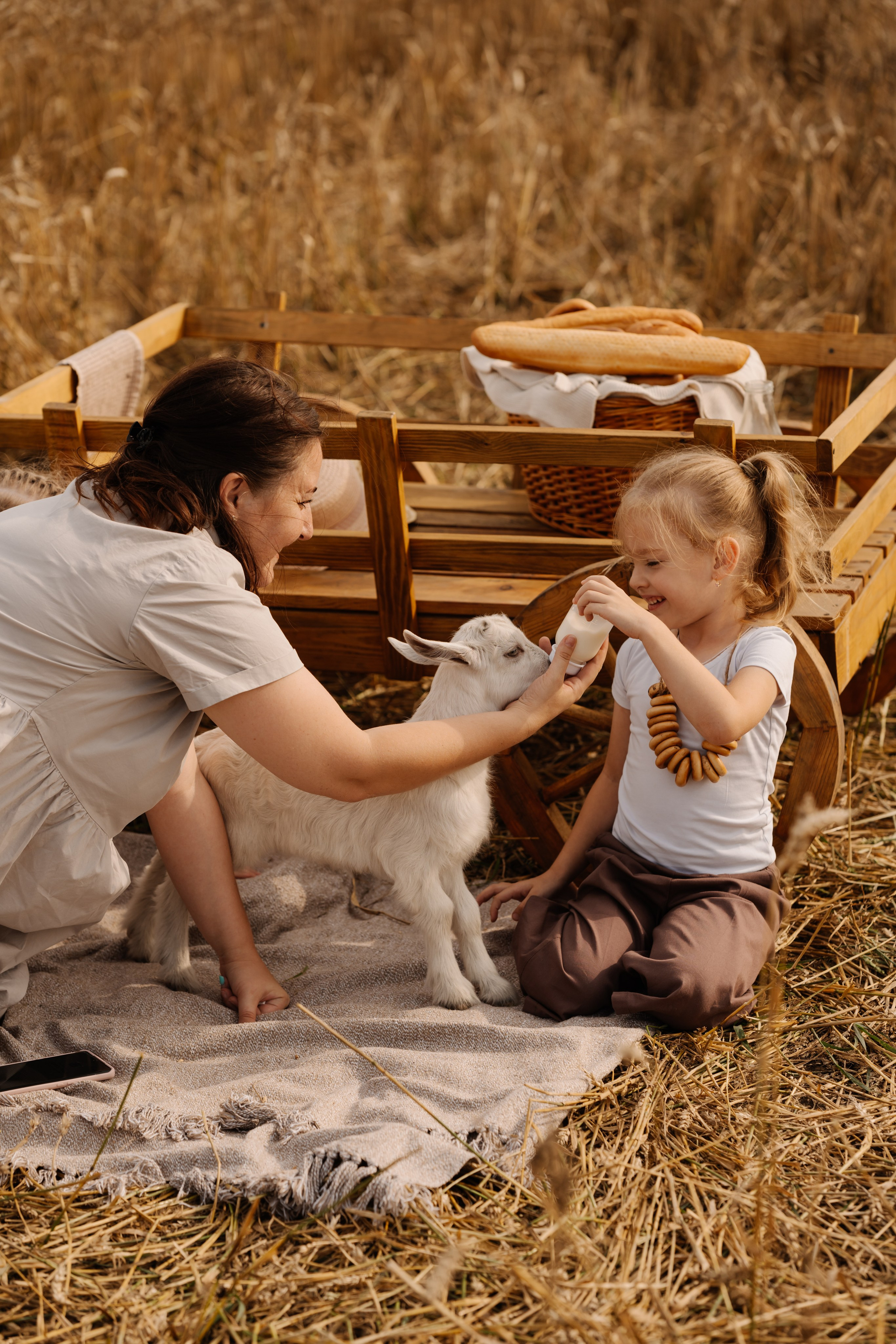 Девочки с козленком. СВАДЕБНЫЙ ФОТОГРАФ КРАСНОЯРСК