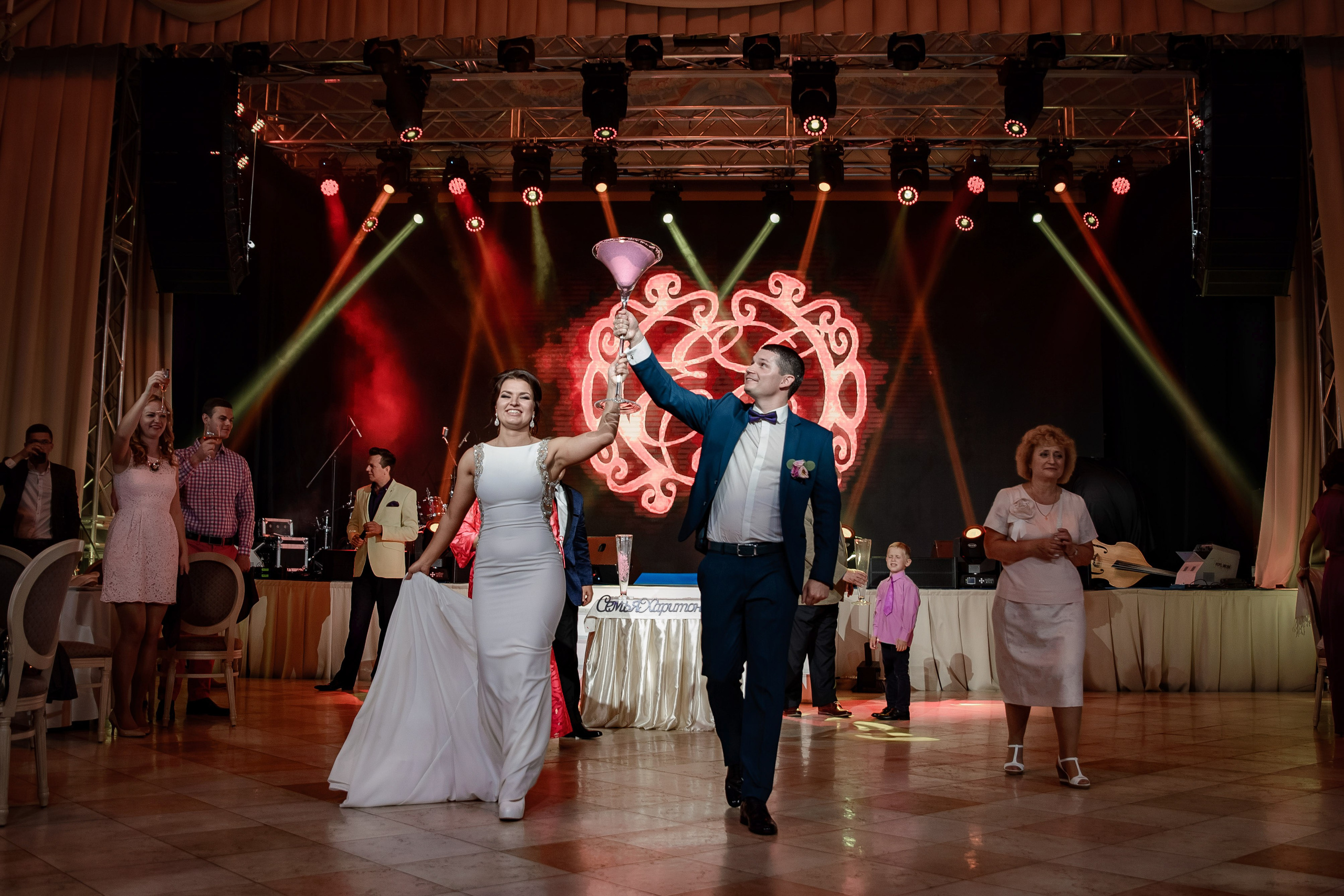 Услуги и цены фотографа в СПб. Стоимость фотосъёмки в Санкт-Петербурге. Фотограф на свадьбу, корпоратив, юбилей, мероприятие, в загс цена. Фотограф Алексей Лукин. Свадьба, мероприятие, корпоратив, юбилей, фотосессия, портрет. Фотосъёмка в Санкт-Петербурге. Ретушь фотографий