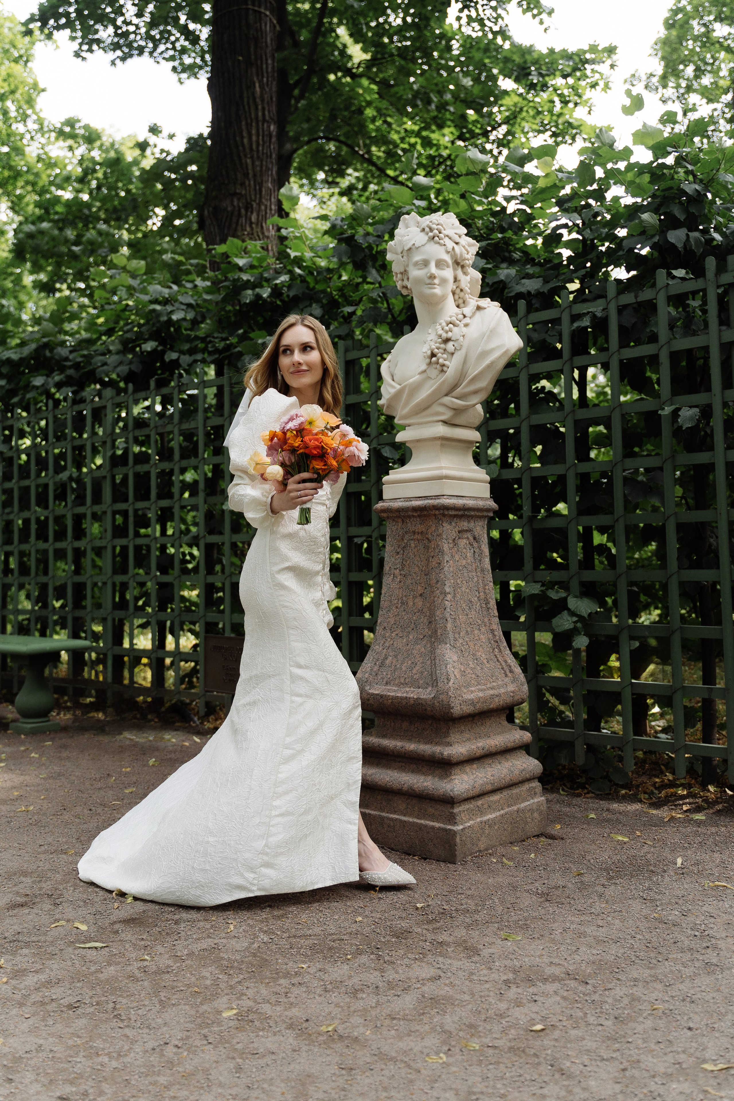 Камерная свадьба на фонтанке в сезонах. Свадебный фотограф организатор в Санкт-Петербурге Ассоль Опарина