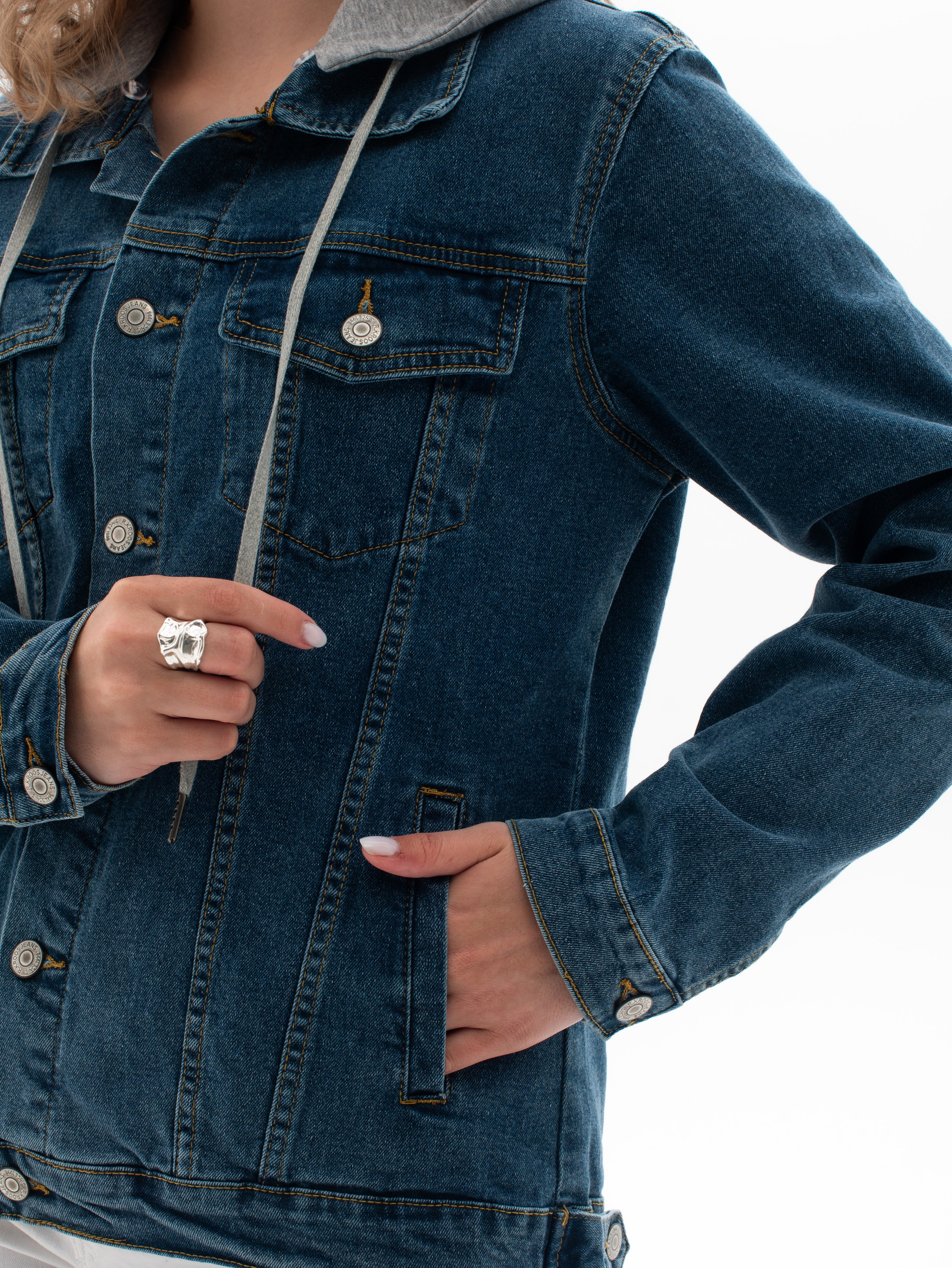 С моделью. Предметный фотограф в Санкт-Петербурге Аннет Глушак