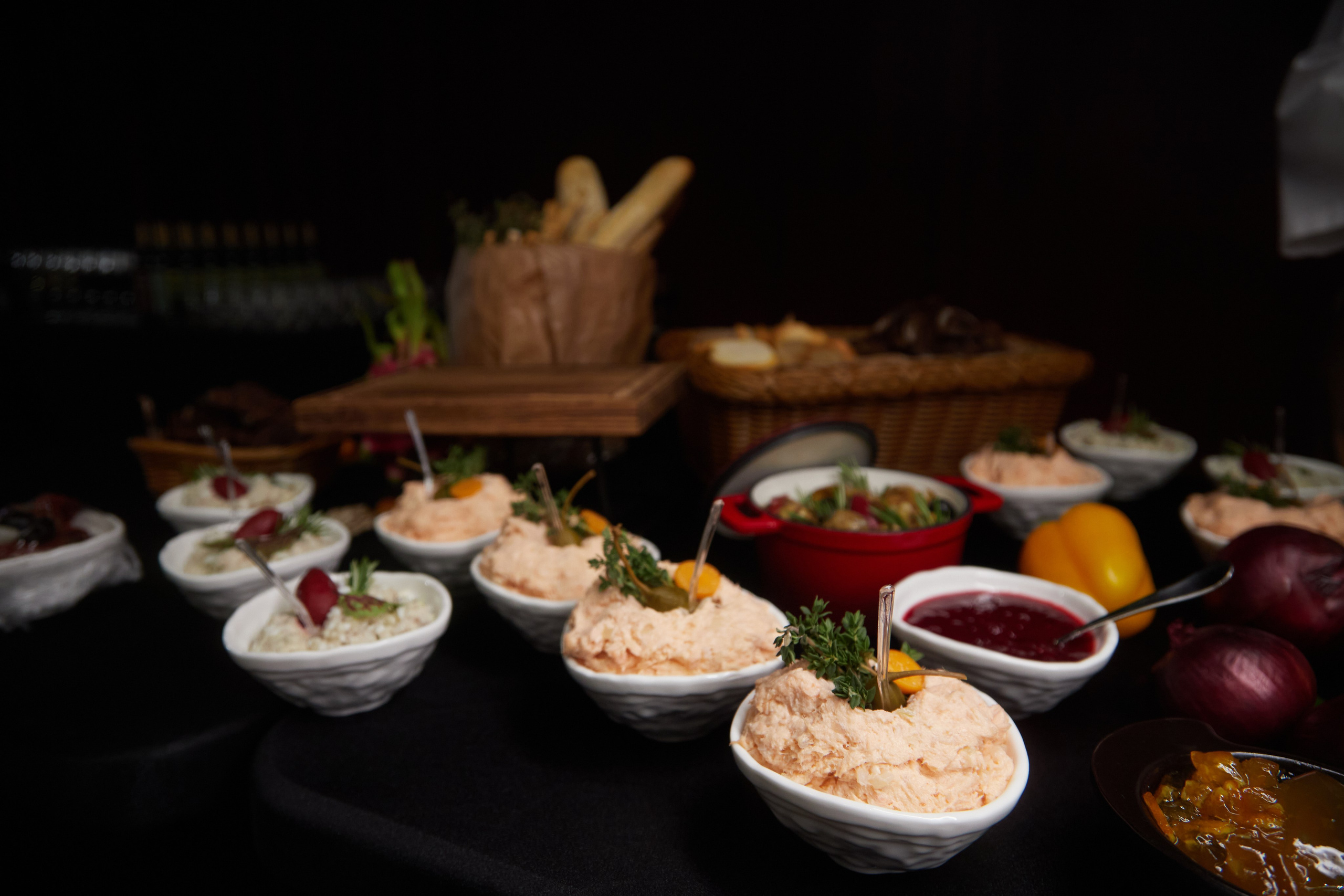 Кейтеринг  — фуд-фотография: Поднос с канапе и фруктами