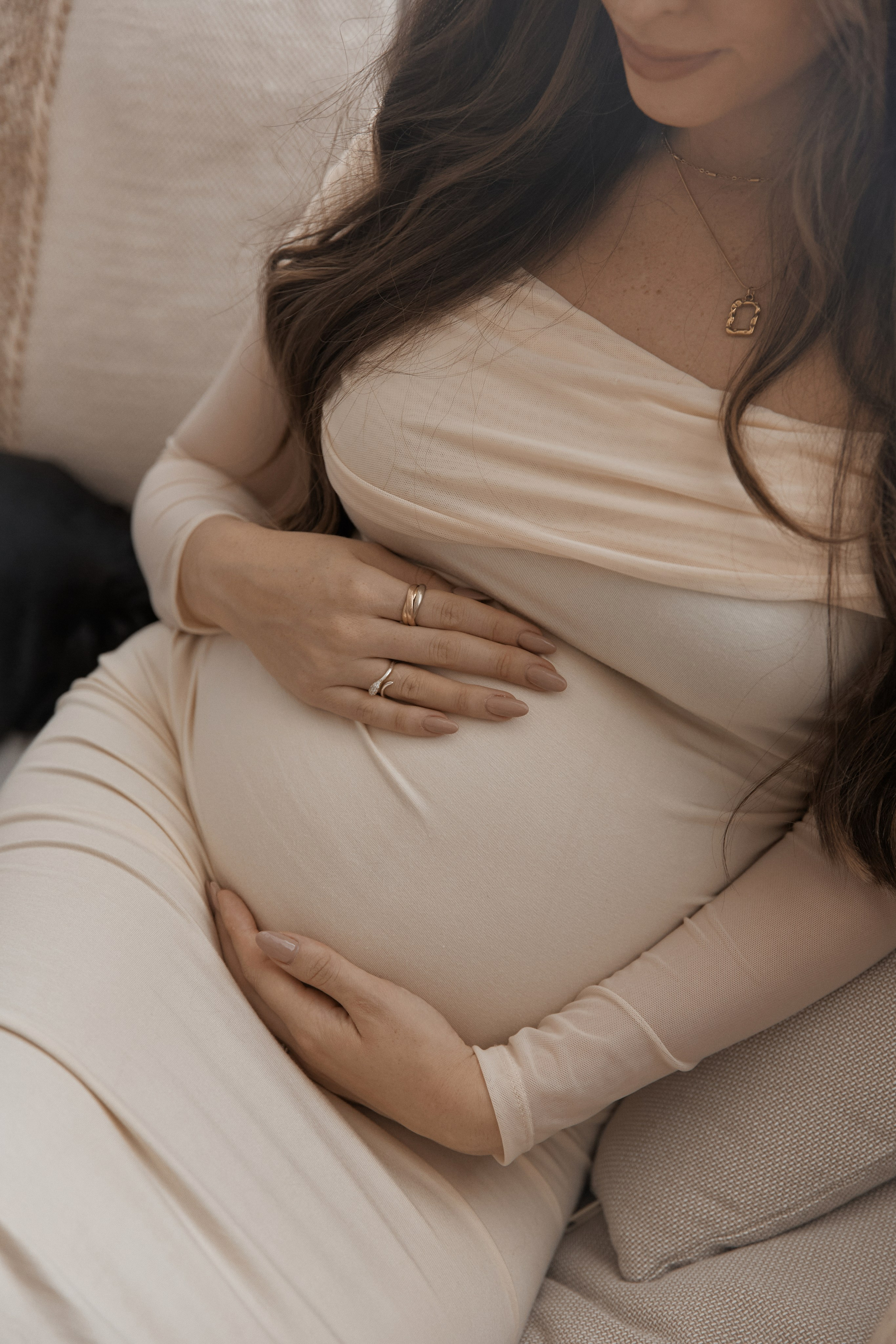 Cozy Pregnancy Photoshoot Dubai | At-Home Comfort