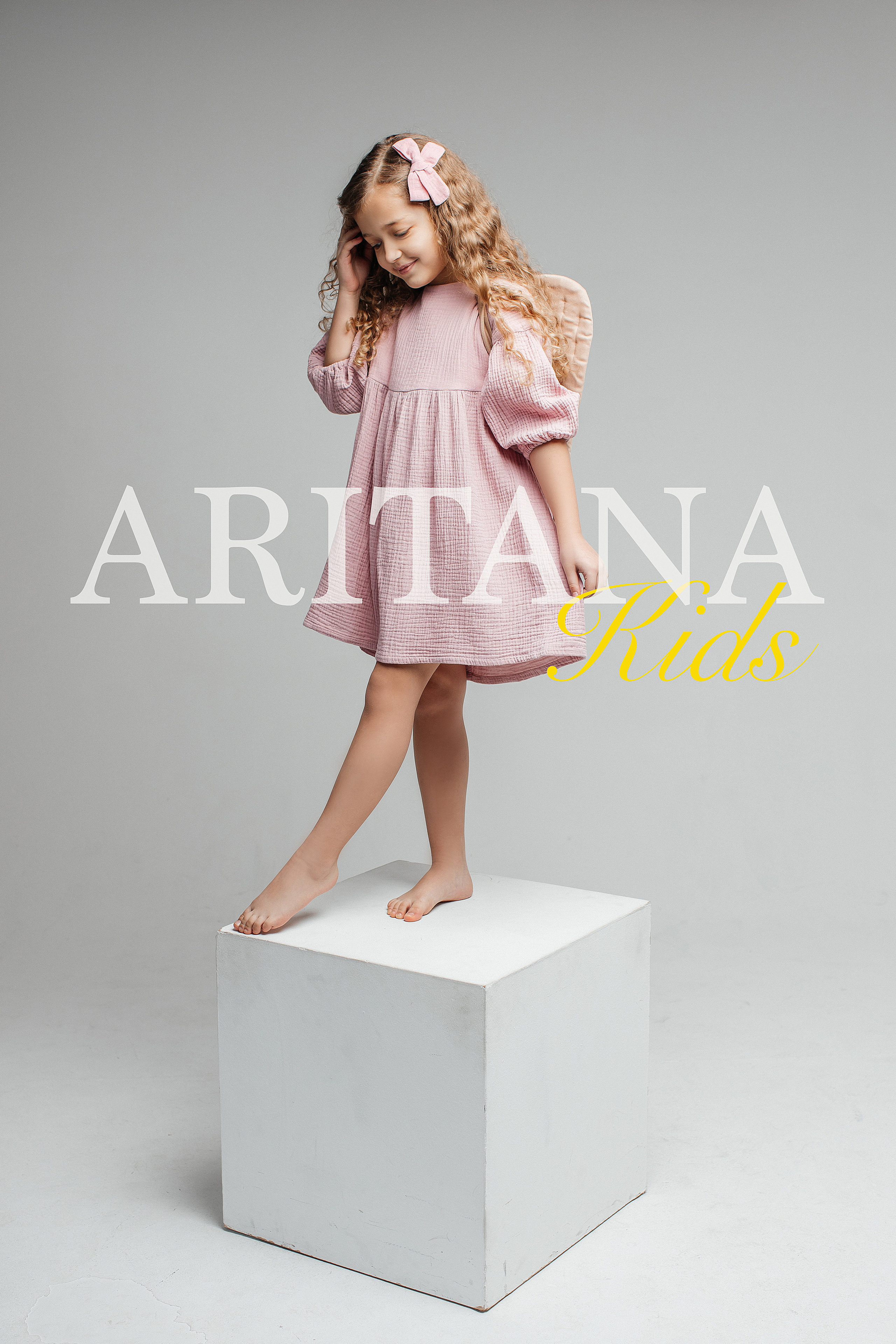 Студийная детская фотосессия. Фотосессия для бренда одежды.