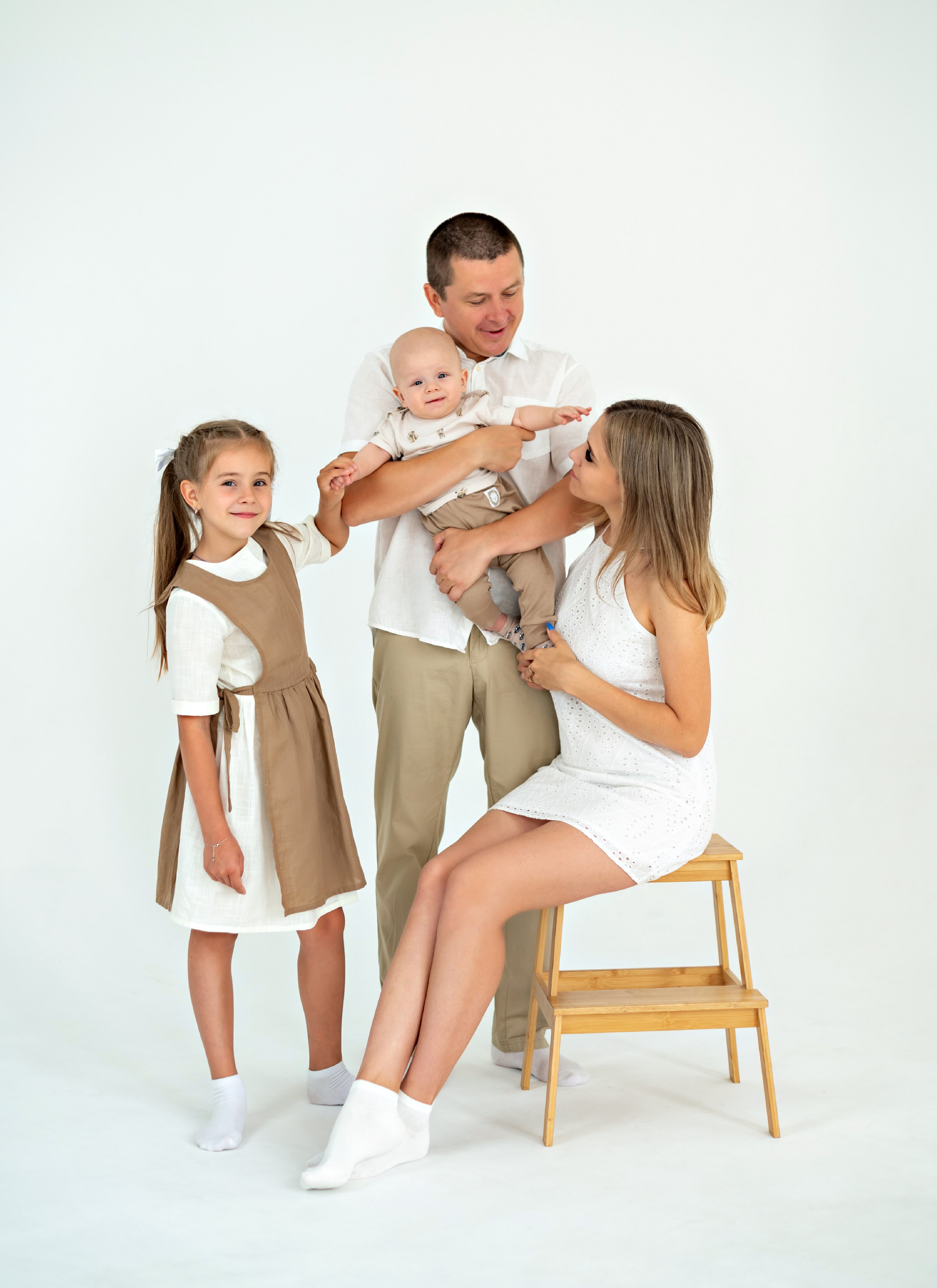 Семейная фотосессия на циклораме. Детский и семейный фотограф г. Москва Оксана Катаджи