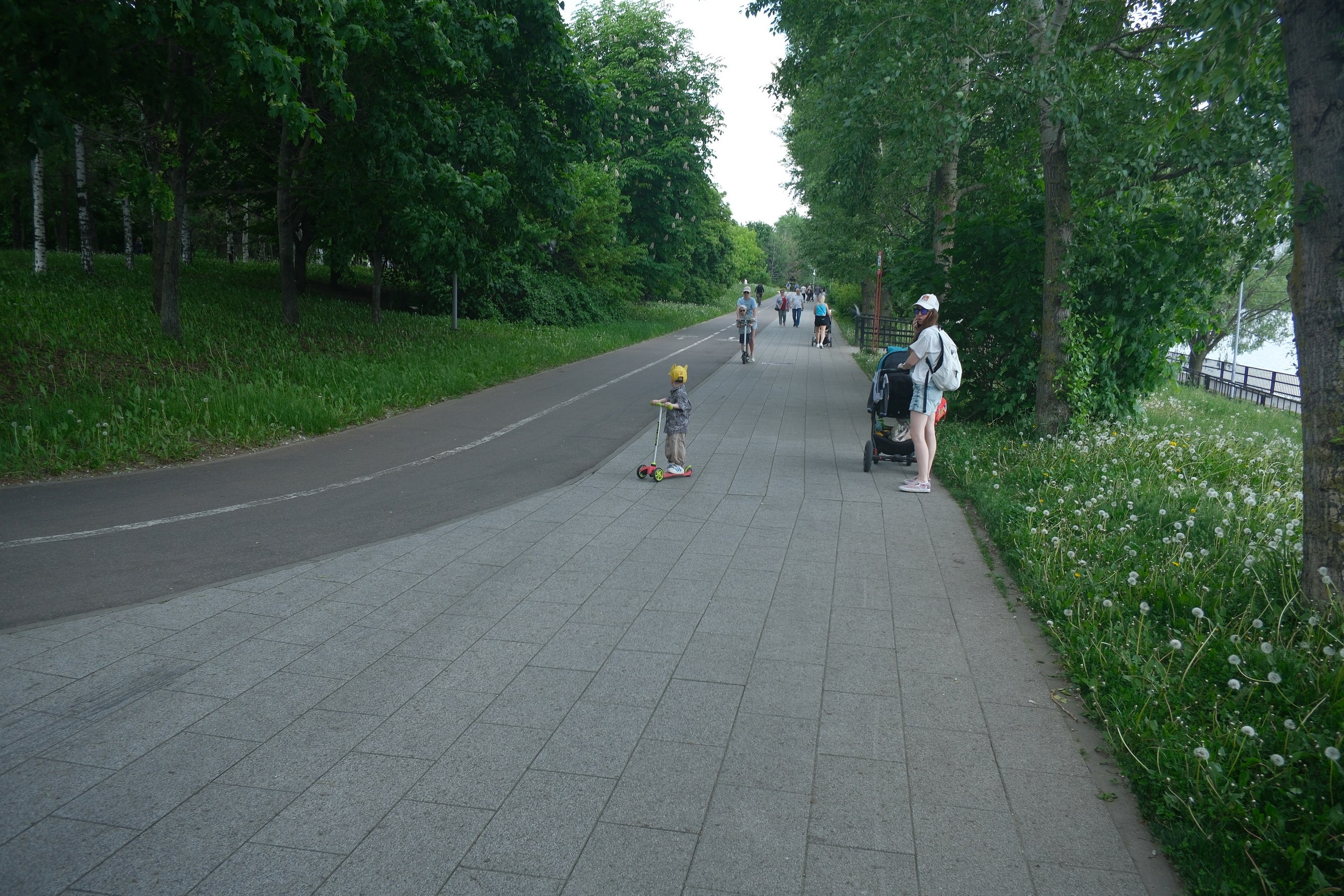 Парк 850 лет Москве. Снято на Voigtlander 18/2,8 Color-scopar. Улица, люди, жизнь…