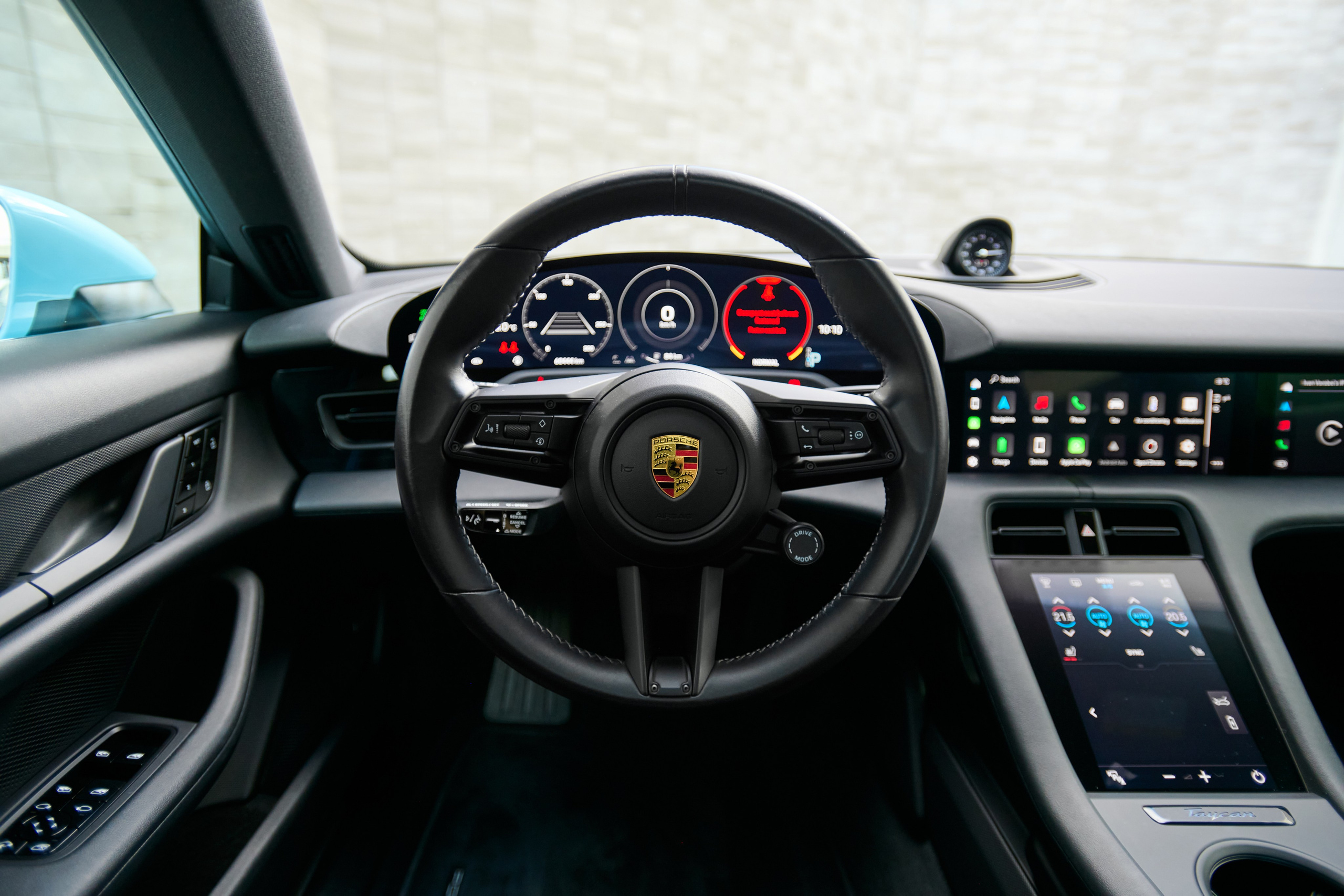 Руль и цифровая панель приборов Porsche Taycan 4S