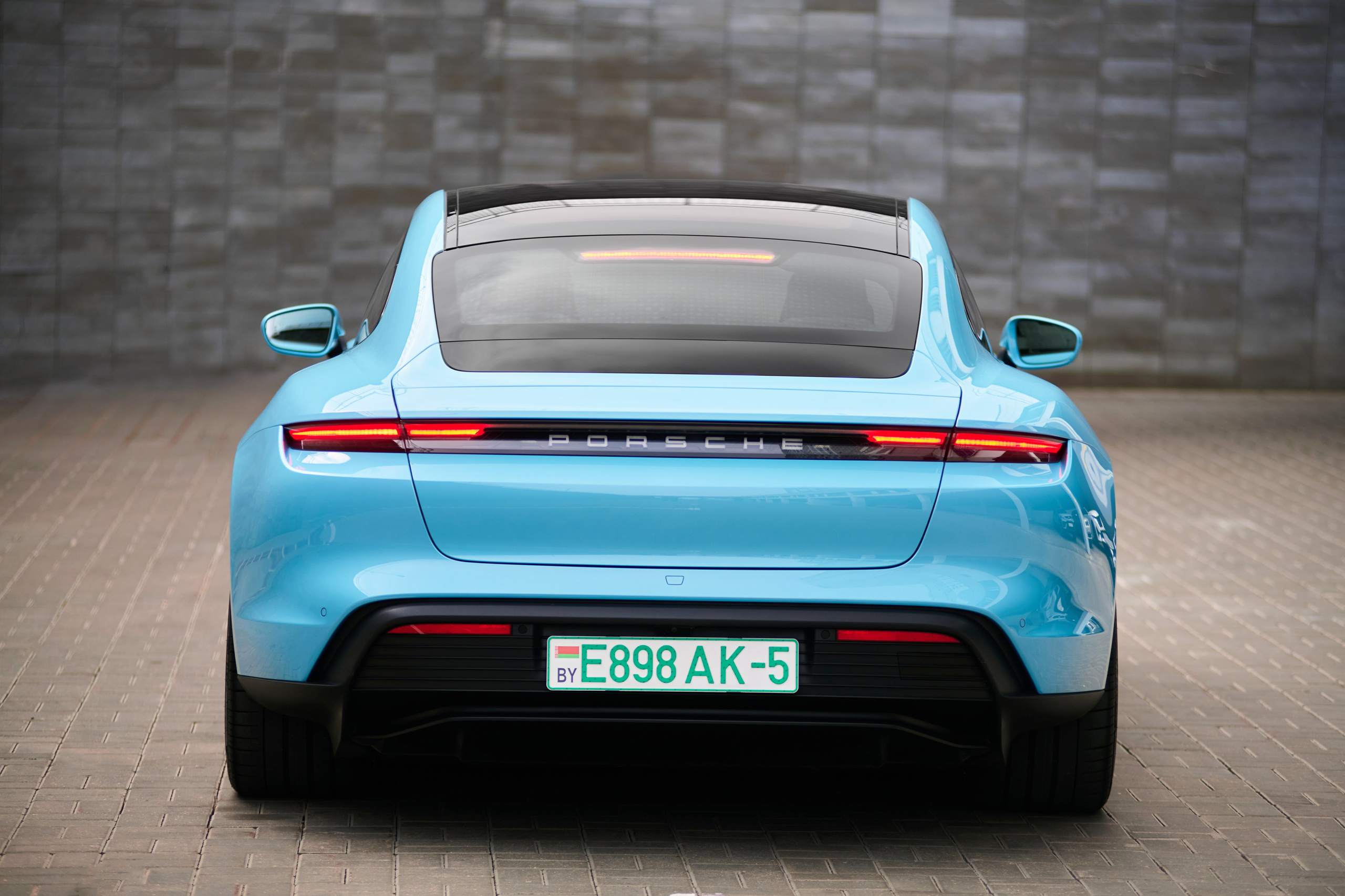 Голубой Porsche Taycan 4S сзади, прямой ракурс