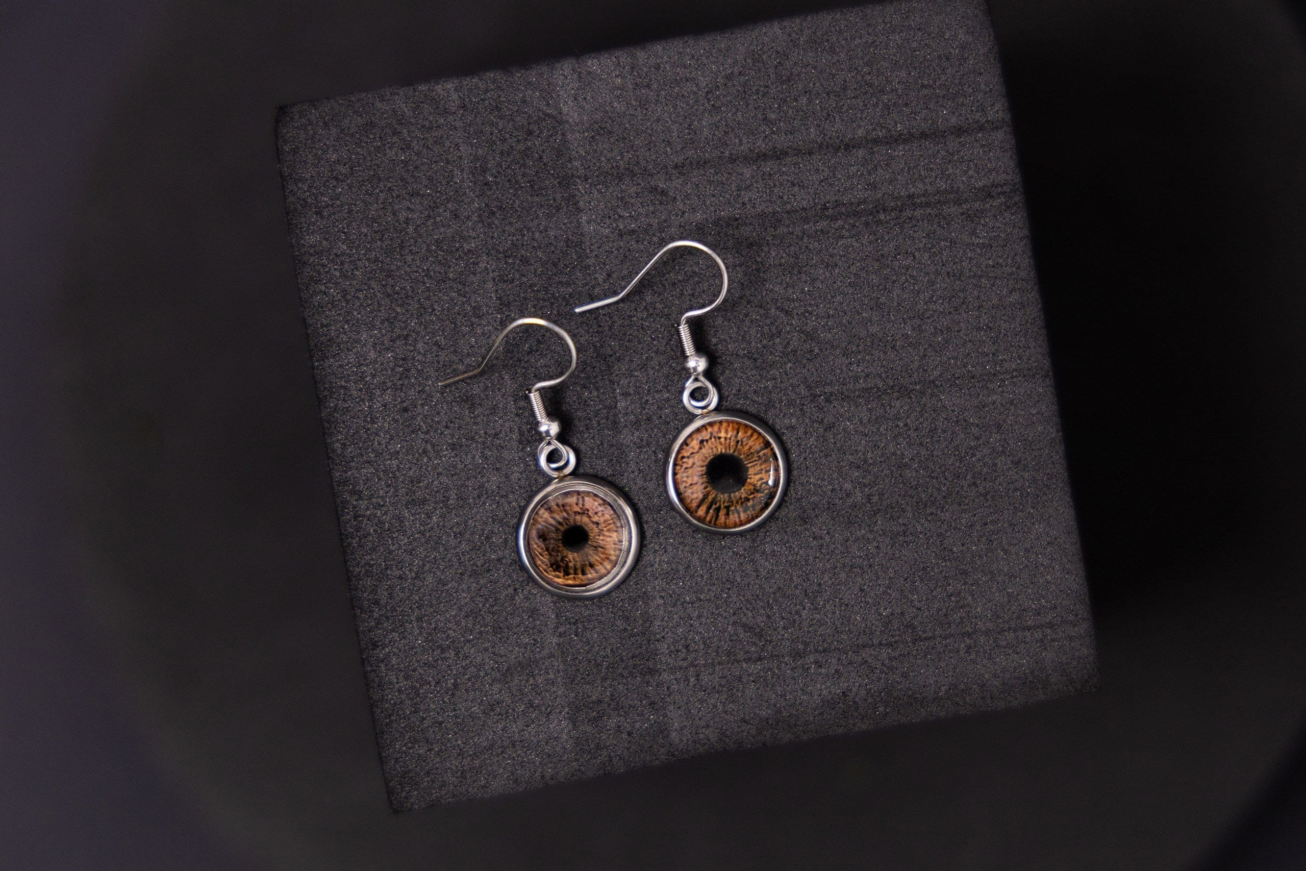 Предметная съемка бижутерии в минималистичном стиле, фокус на чистоте линий и форме