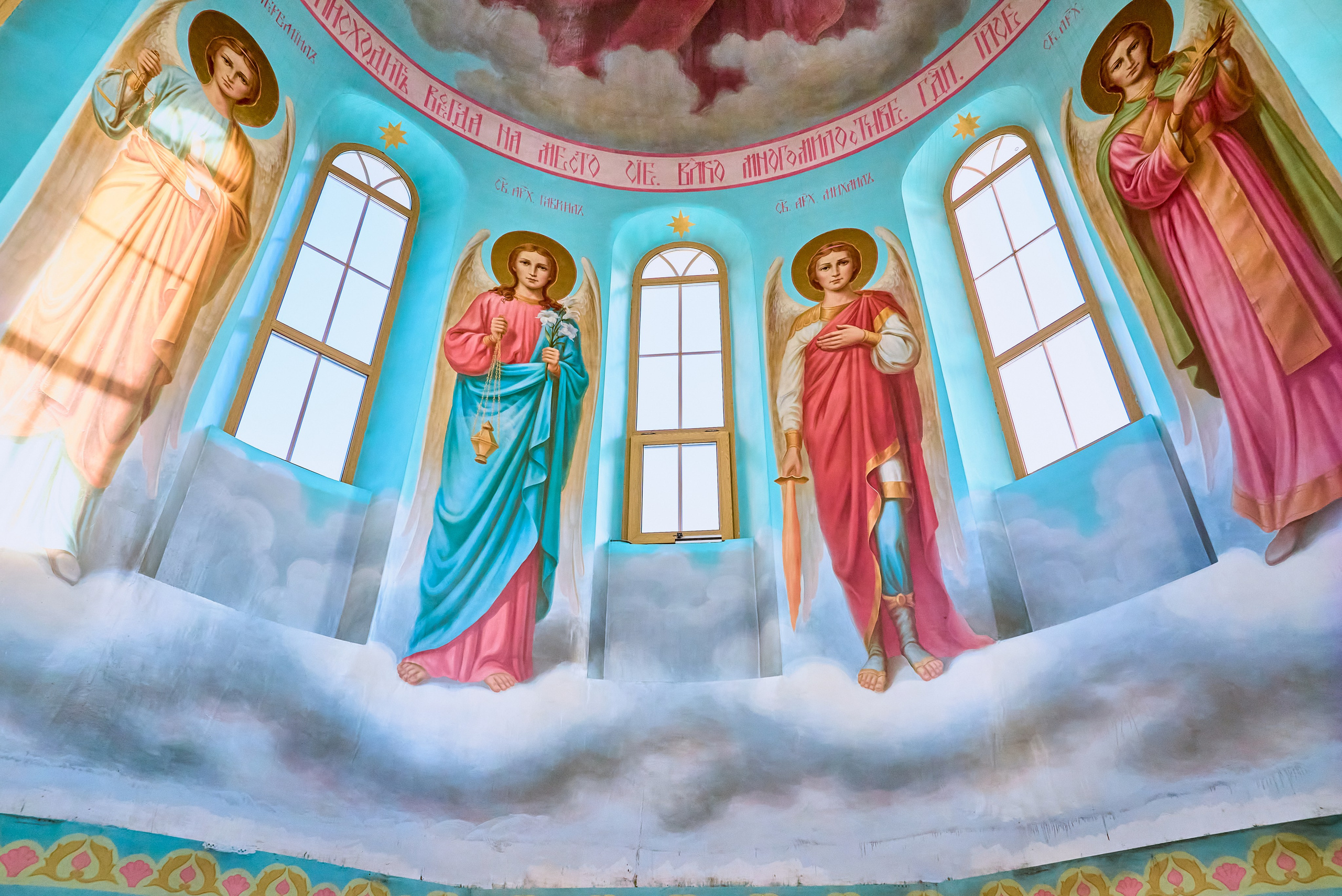 Фрески четырех Святых Архангелов под куполом в барабане храма.