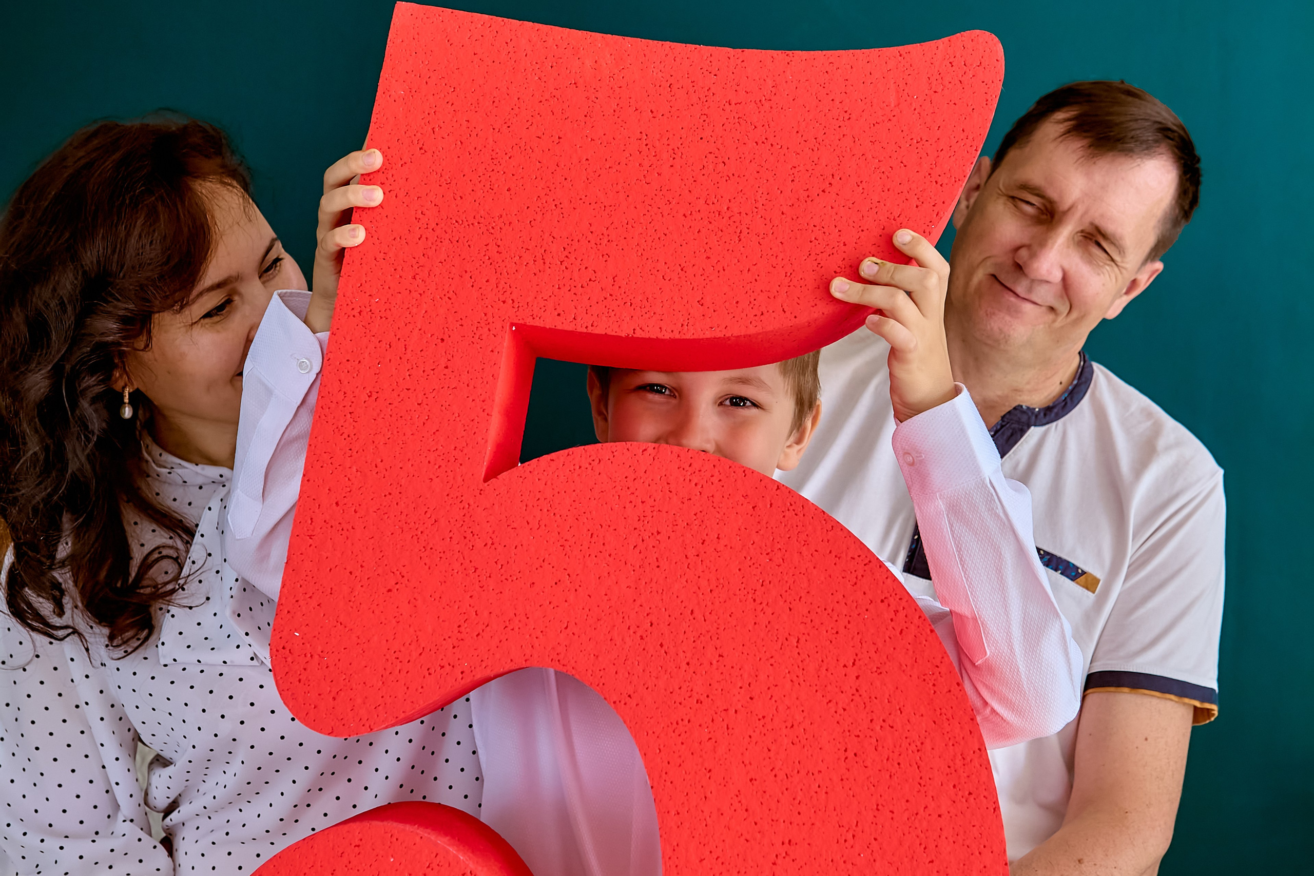 Семейная фотосессия. День знаний портрет семьи. Православный портретный и детский фотограф Николай Голованов