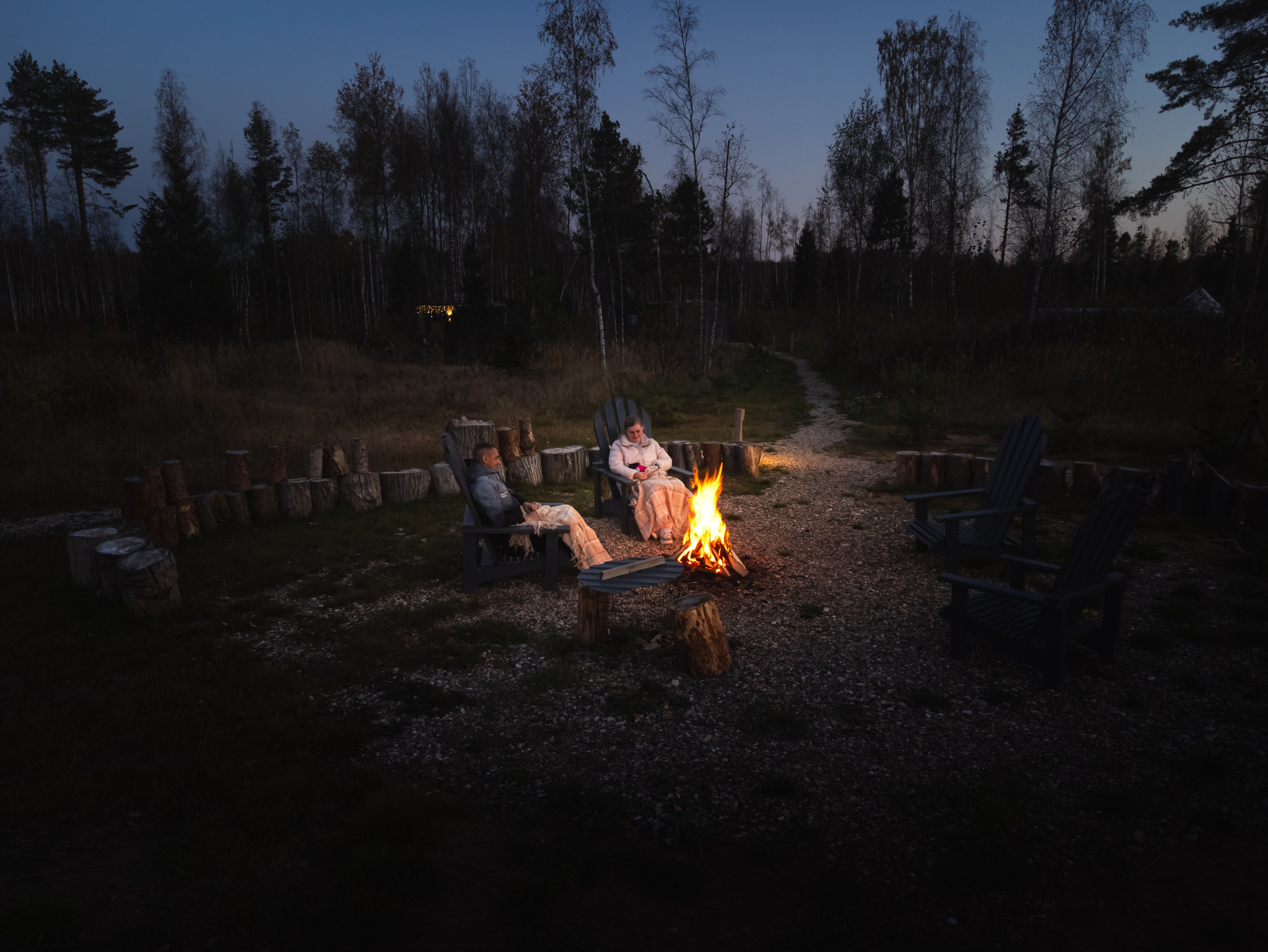 Костровая зона, трава, осень, лес, природа, база отдыха, загородный клуб, "ПОБЕГ ИЗ ГОРОДА", ночь, люди сидят у костра