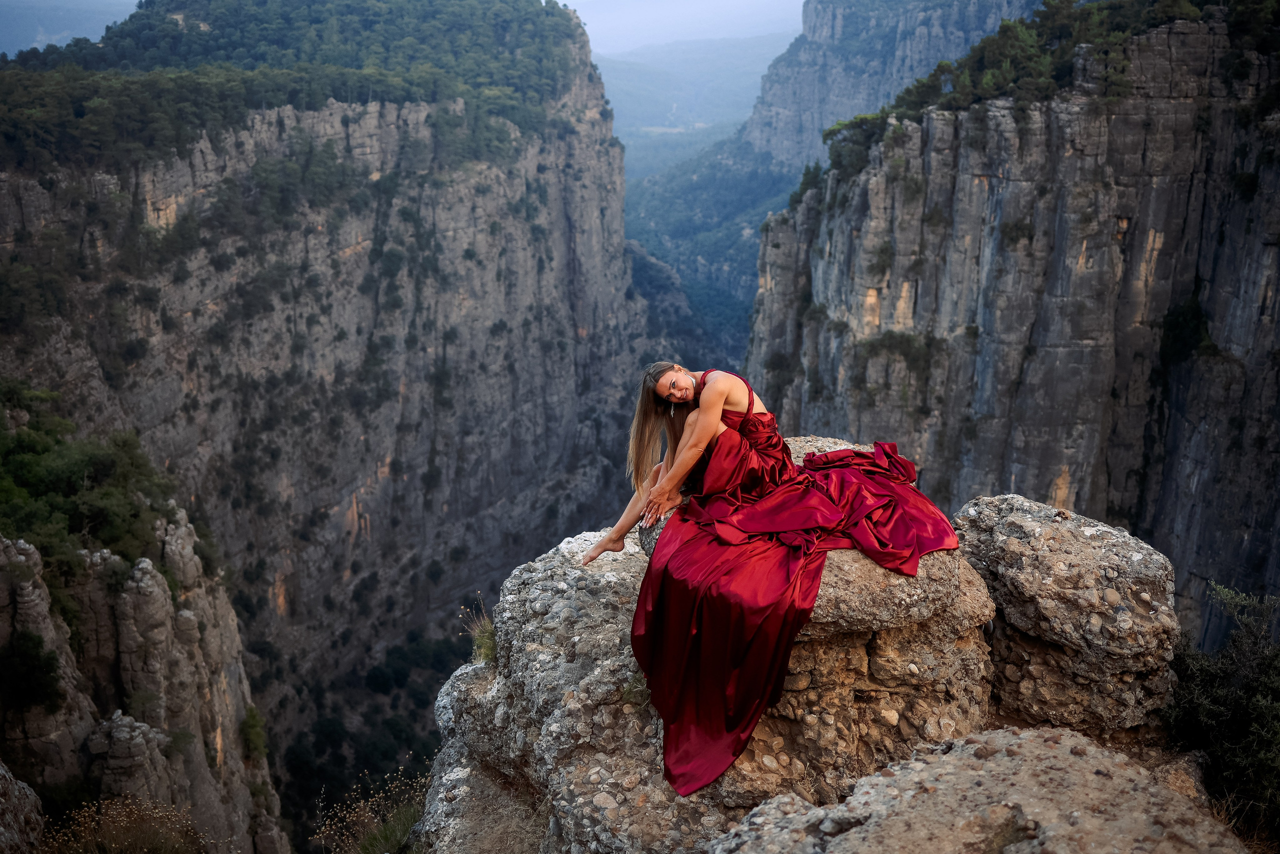 Фотосессия в летящем платье в Тазы каньоне