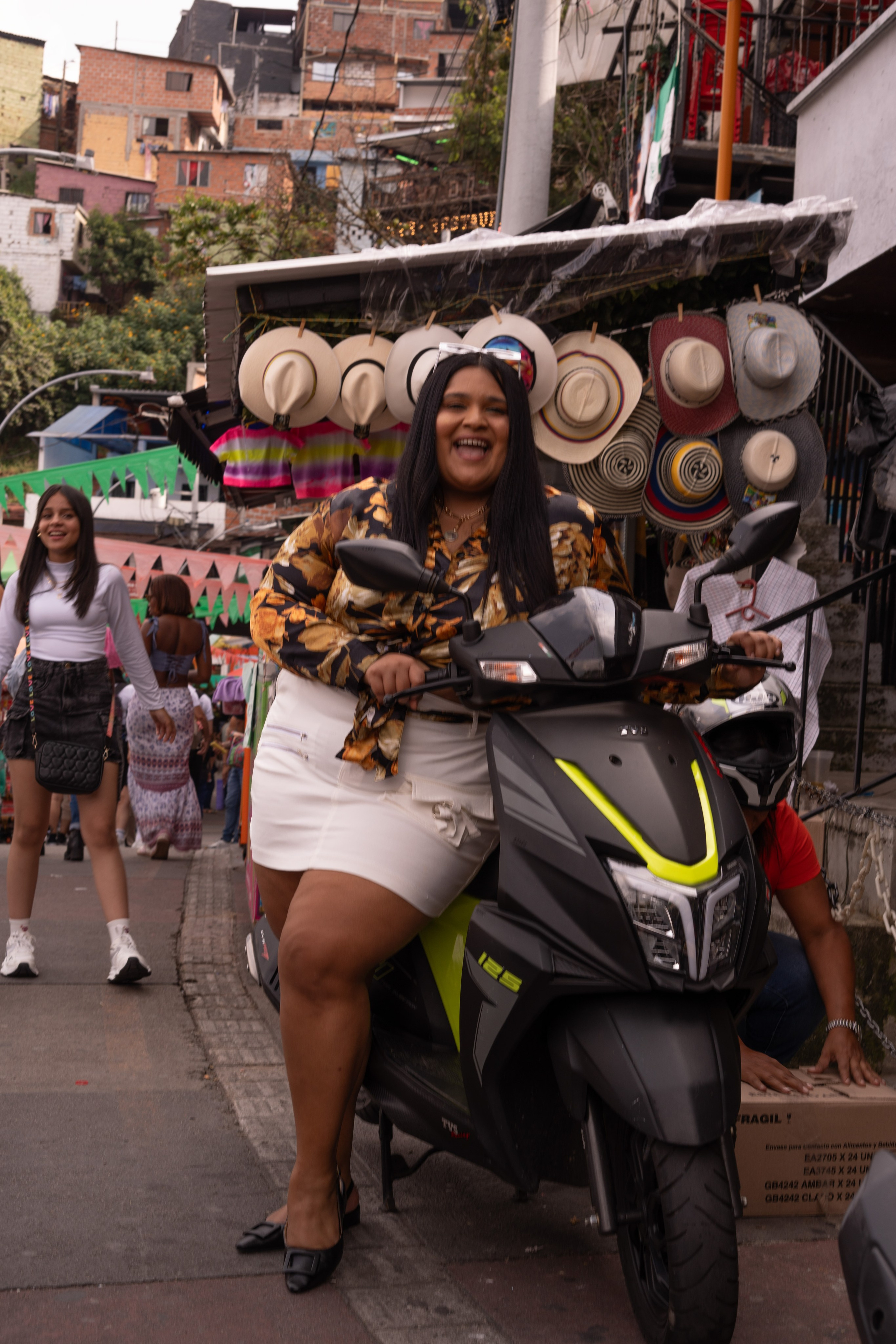 Jess in Communa 13. Wedding Photographer in Barcelona and Medellin