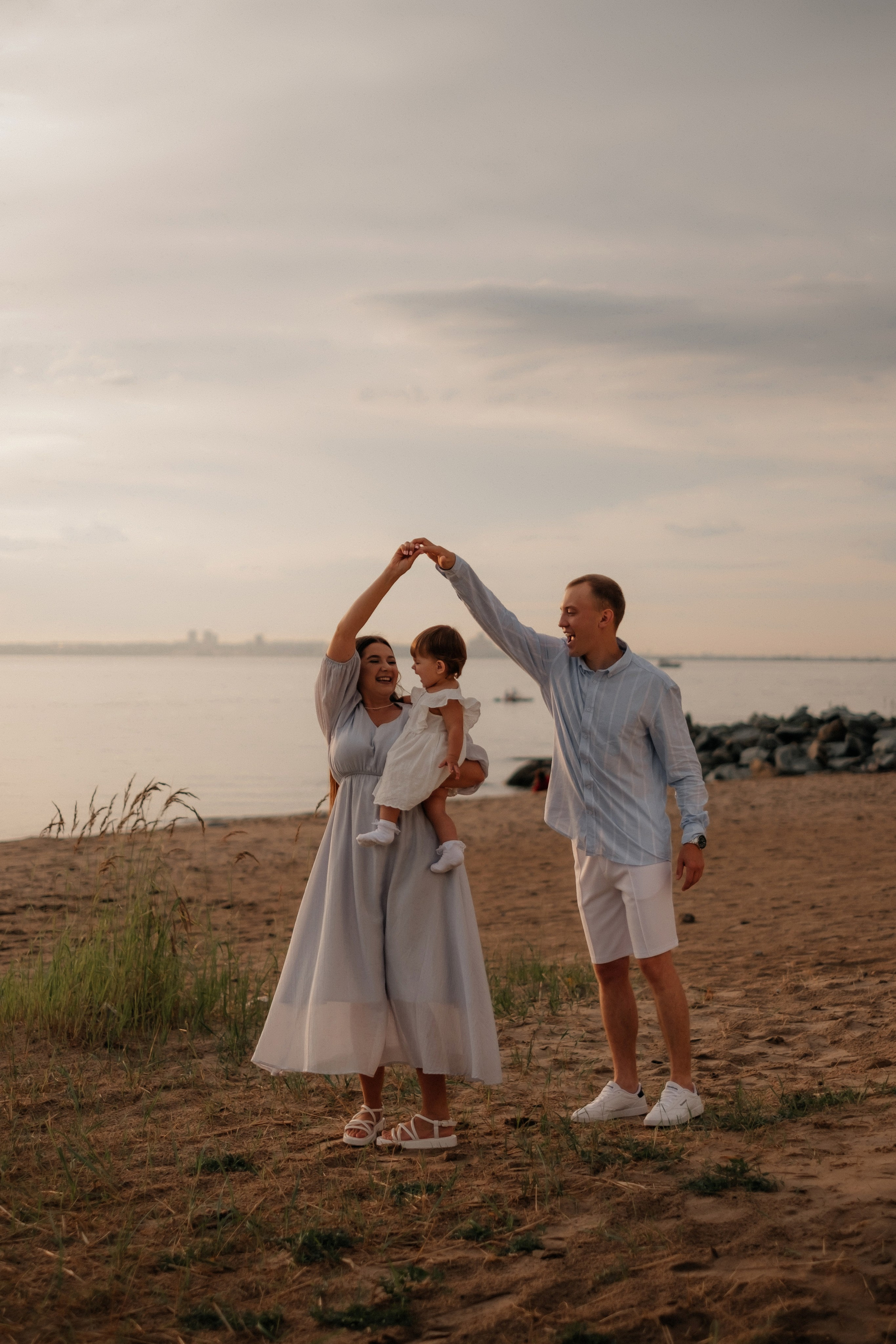 Алина, Ярослав и Тая на берегу. Фотограф в Новосибирске Диана Ильиных