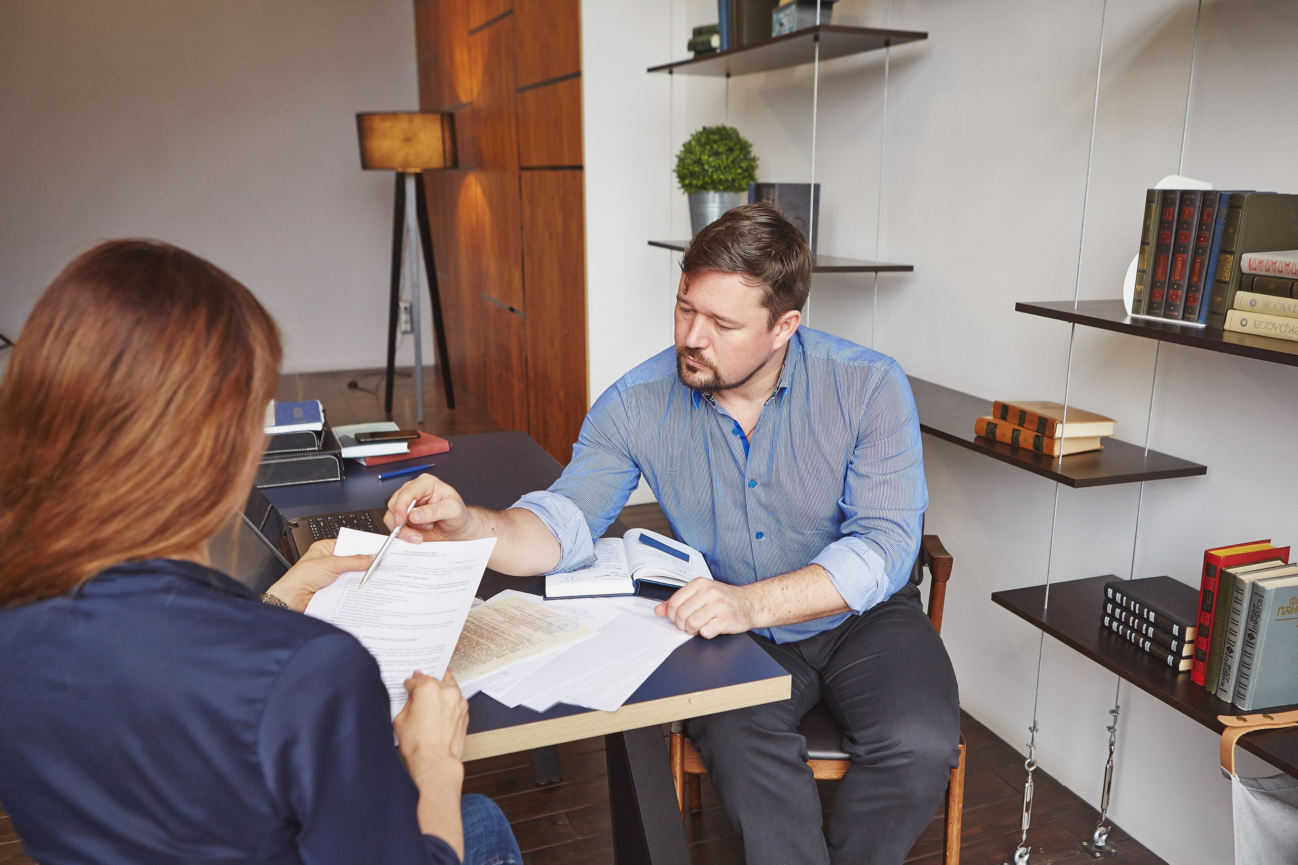 адвокат консультирует клиента о подаче иска в суд