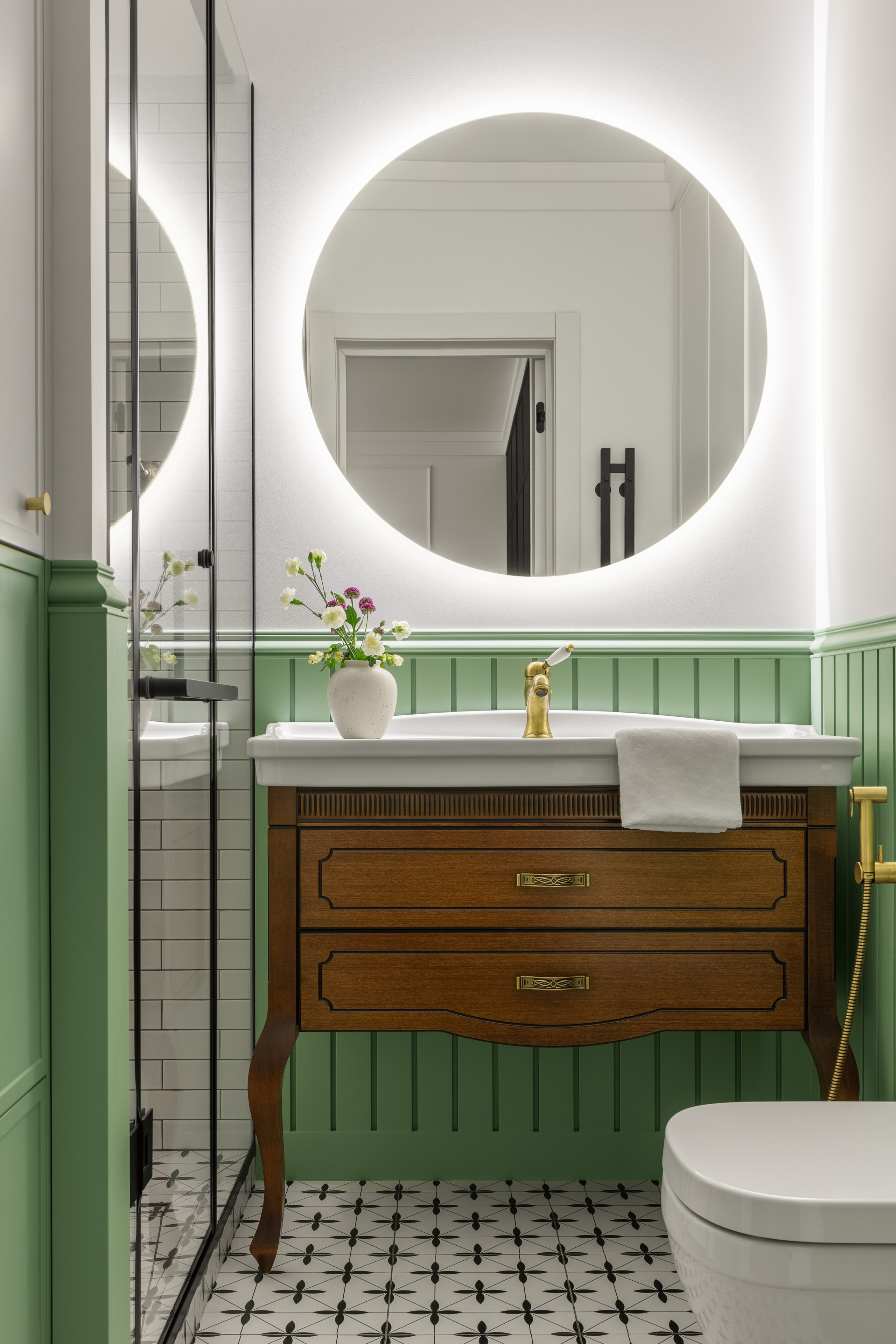 Интерьерная фотосъёмка, санузел с рассеянным мягким светом в спокойных тонах. 