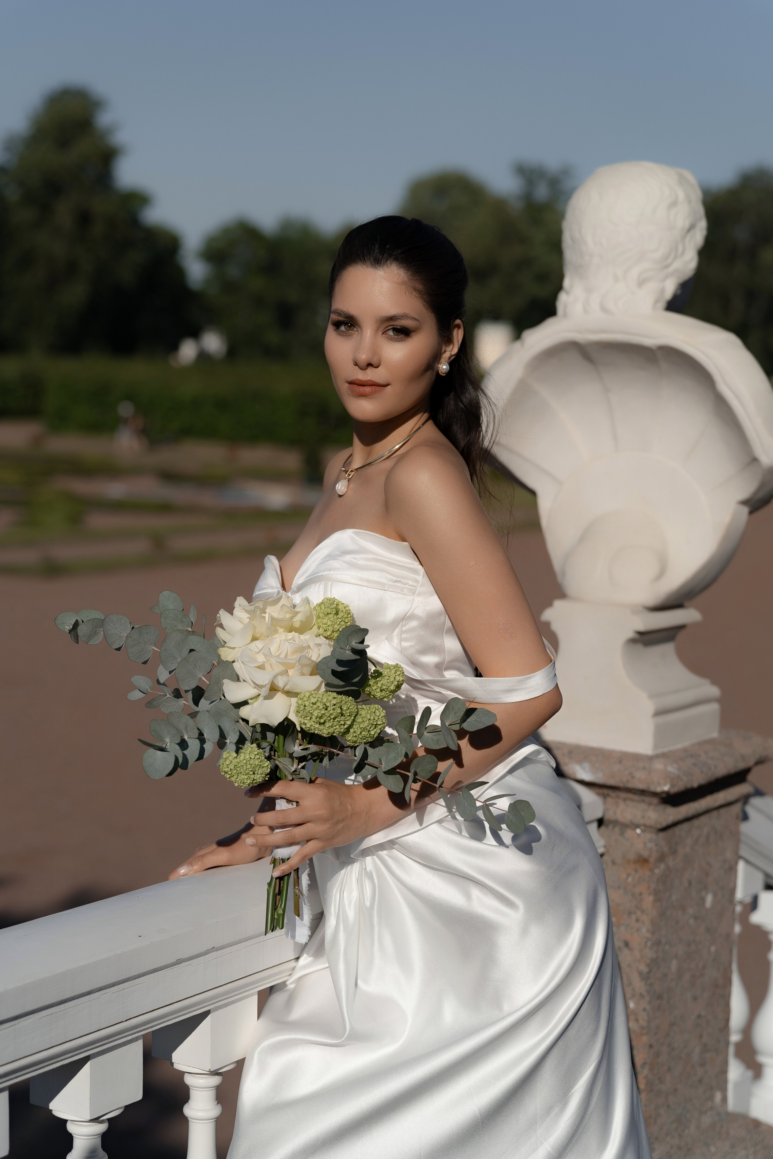 Невеста с букетом у балюстрады, свадебная прогулка в парке Ораниенбаум