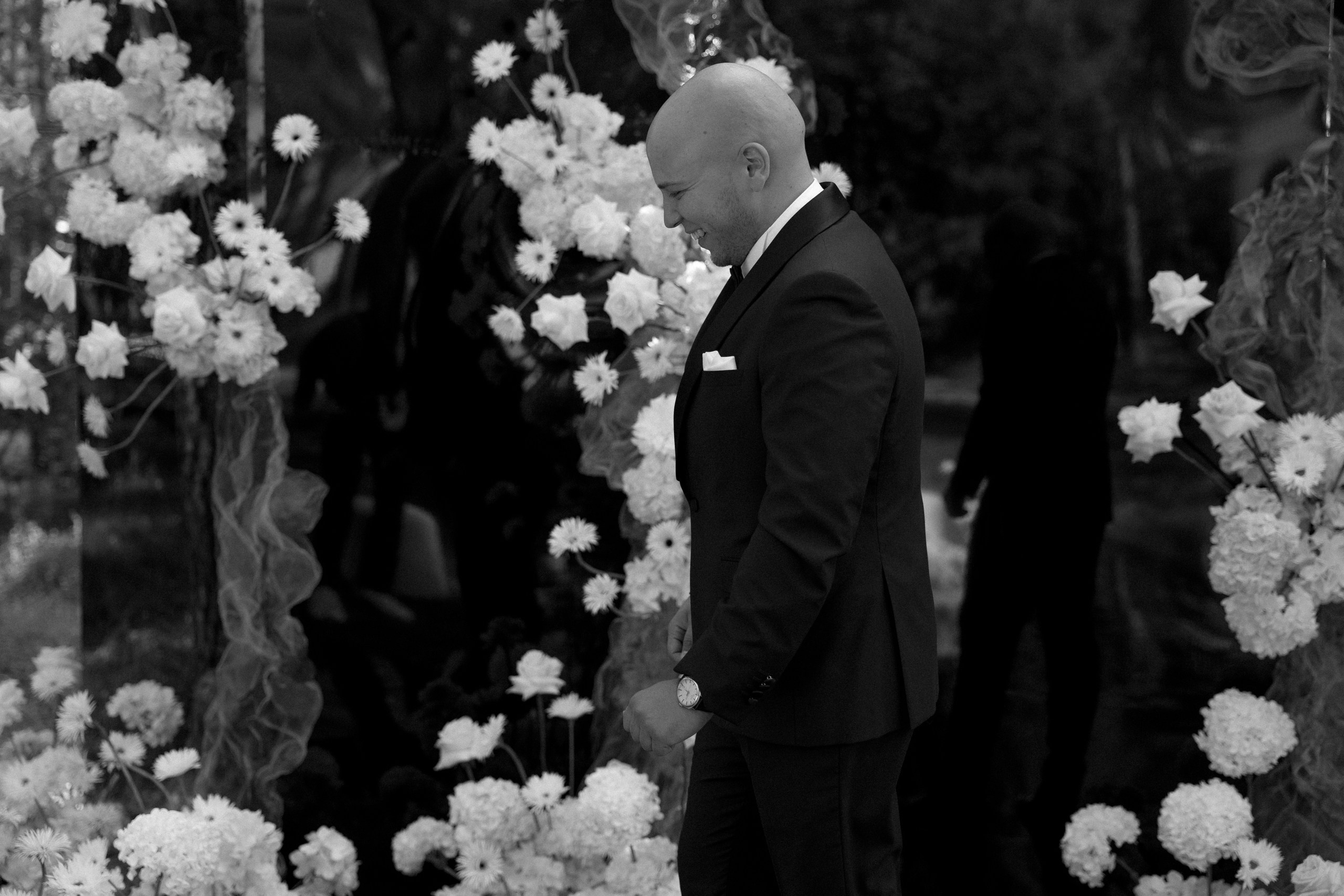 Здравствуйте! Я свадебный фотограф из Ульяновска, работаю в том числе по всей России и с выездом за границу. Снимаю свадьбы, lovestory, корпоративы, светский репортаж. Провожу обучение по фотографии, мастер-классы и воркшопы для других фотографов.