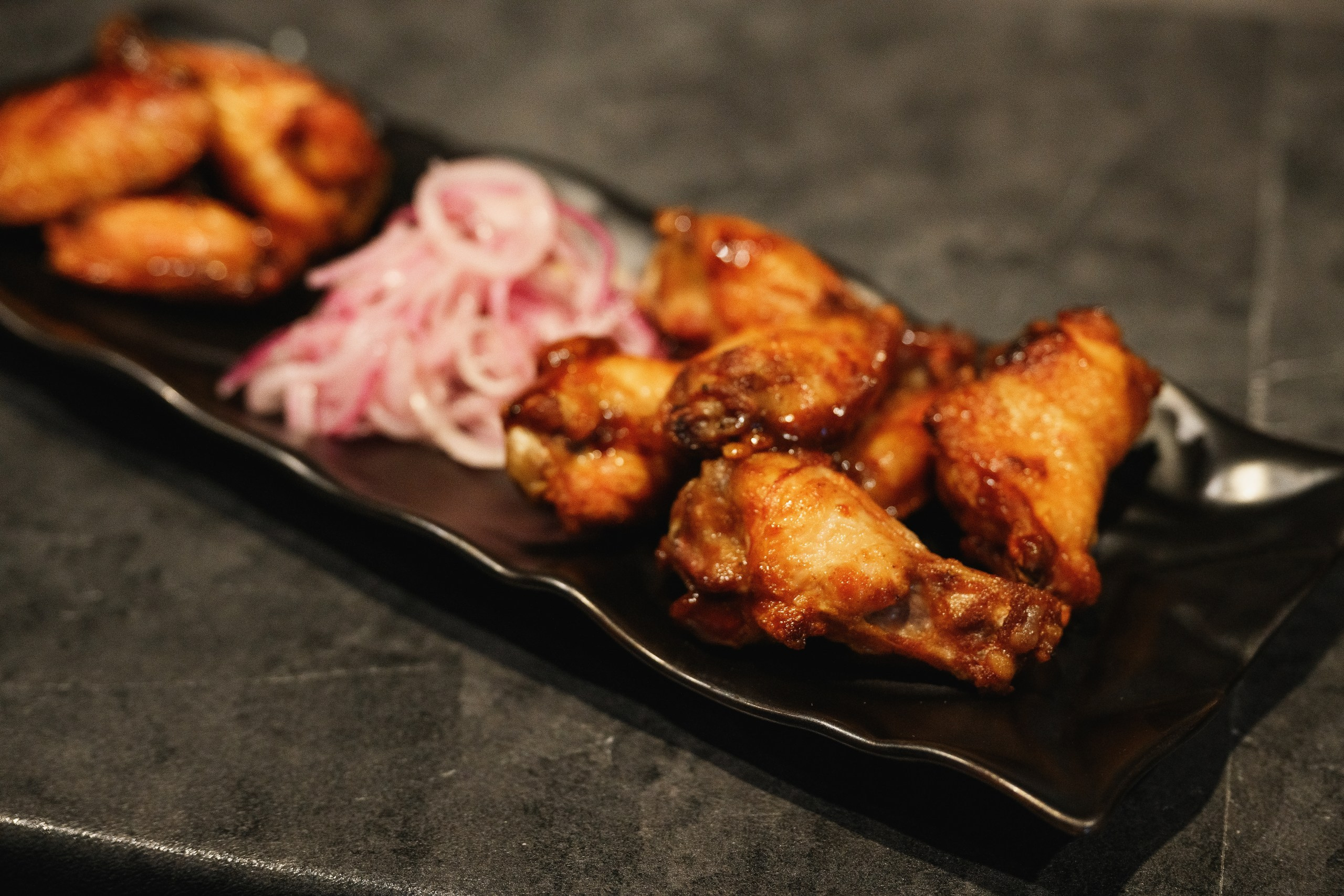 Фотосъемка интерьера спорт-бара в Петропавловске-Камчатском, Профессиональная съемка дизайна бара в Петропавловске-Камчатском, Детальные фото зоны с экранами и барной стойки в Петропавловске-Камчатском, Стильный интерьер спортивного паба в Петропавловске-Камчатском, Стоимость фотосъемки интерьера ресторана в Петропавловске-Камчатском.