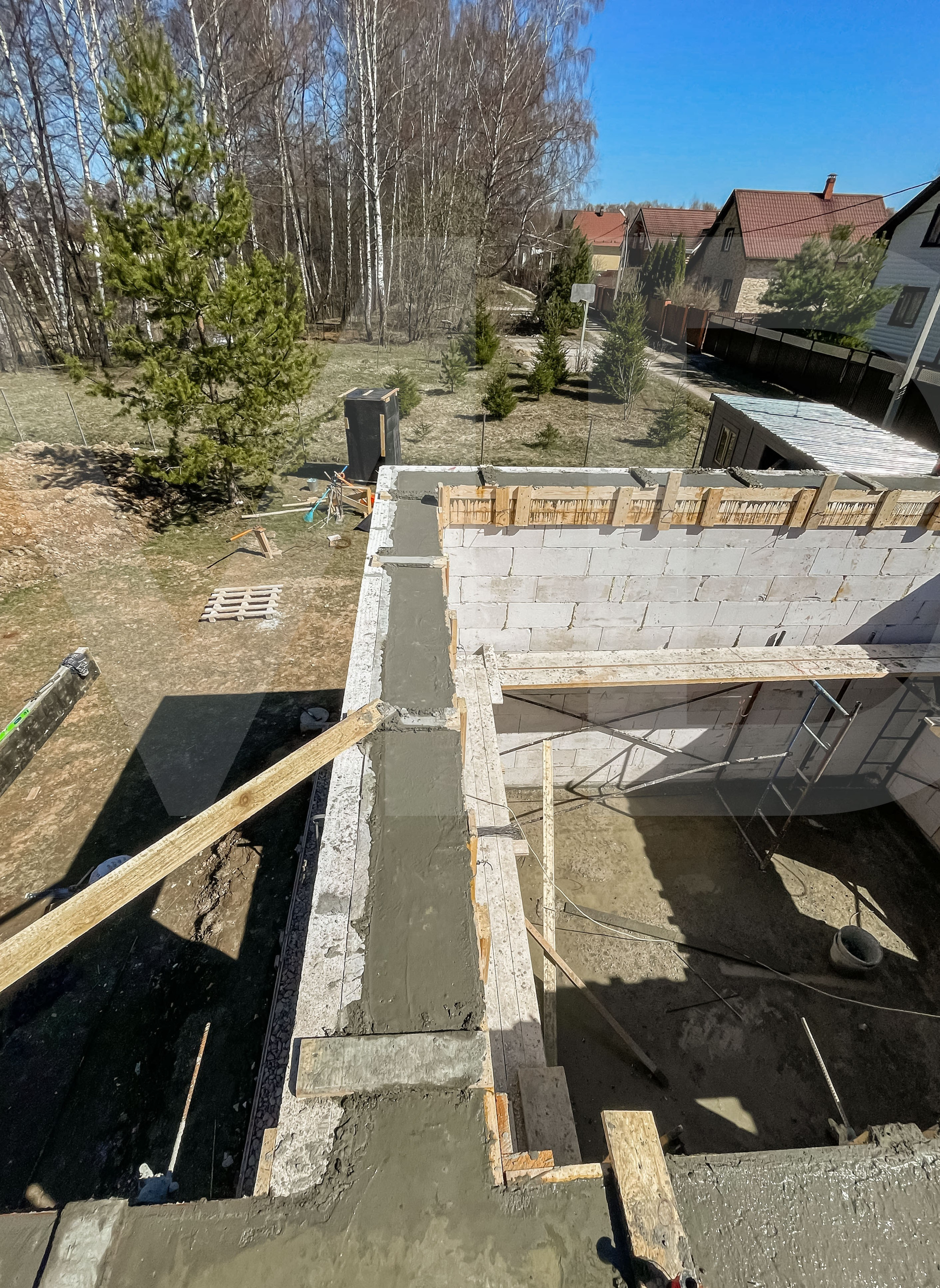 Второй этаж дома с плоской кровлей — кладка стен из газобетона