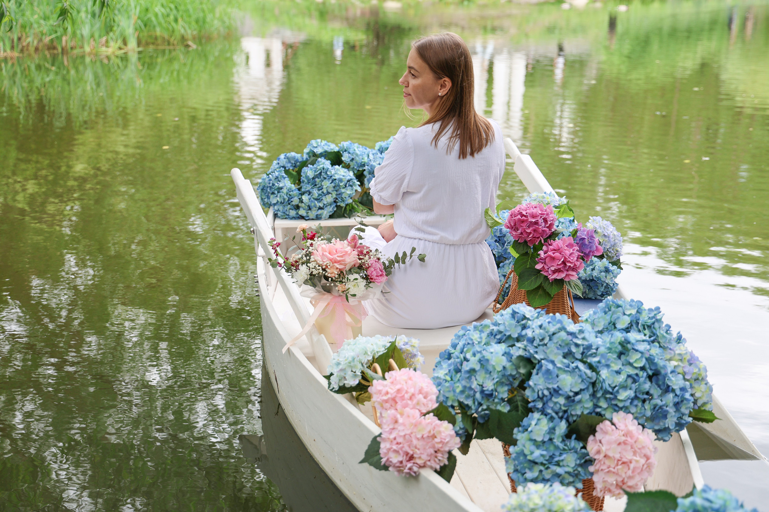 Фотосессия в лодке, лодка, озеро, платье, книга, шляпа, зонт, перчатки, весла, лето. Свадебный, семейный, женский и детский фотограф из Екатеринбурга