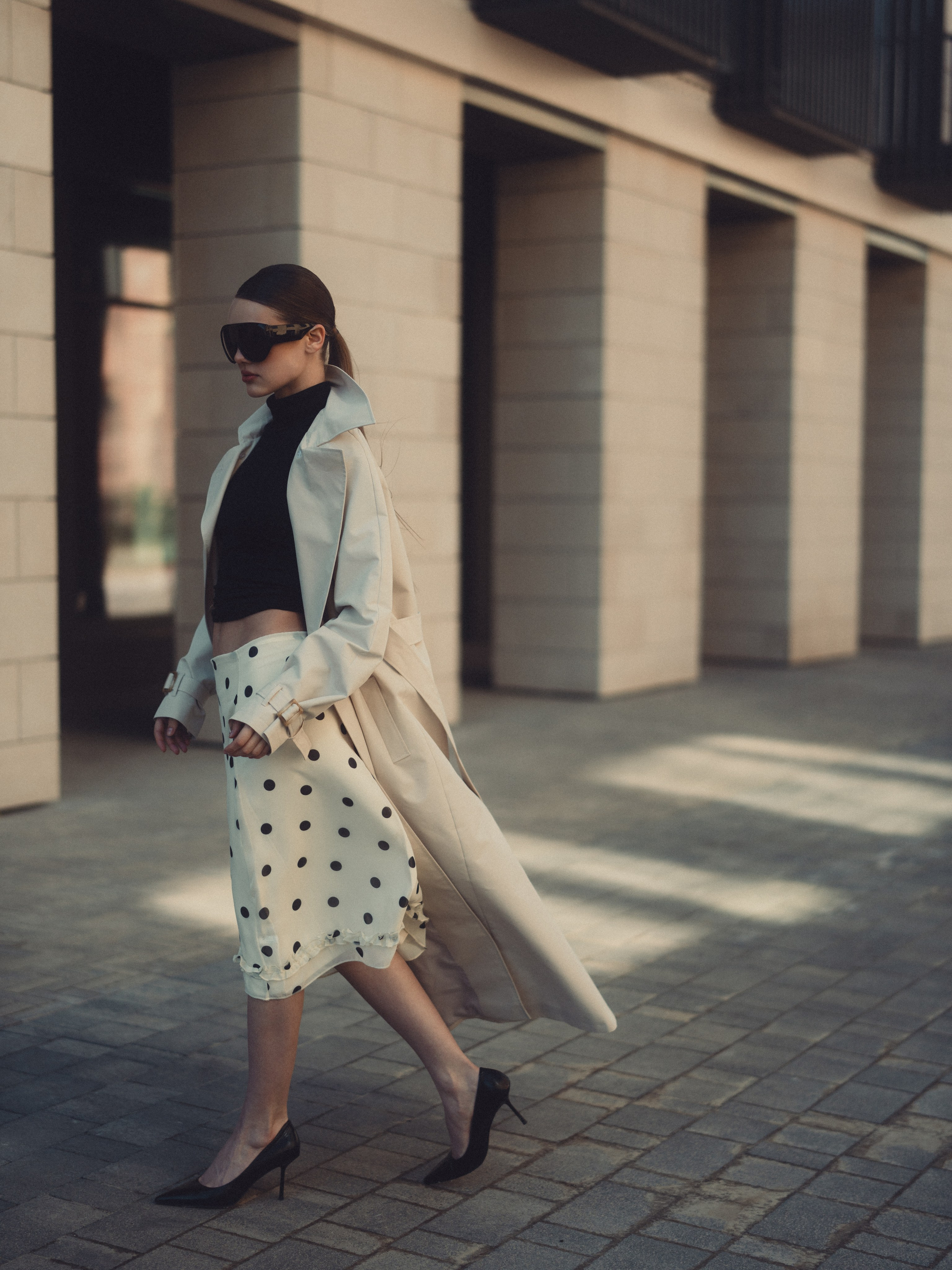 уличная фотография девушки в Казани, модель Софи в движении