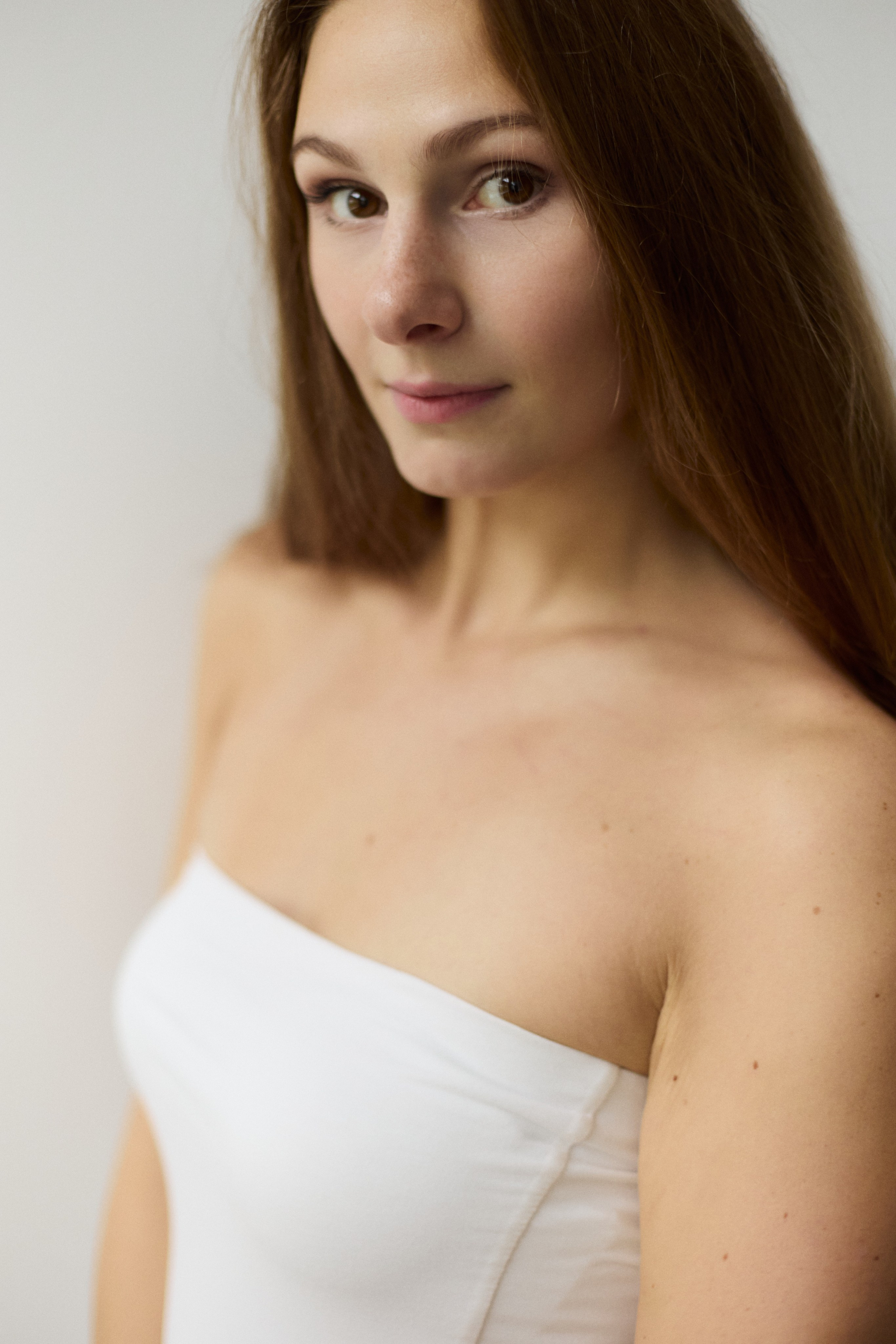 актерское портфолио для молодой девушки в студии, портретная фотосессия