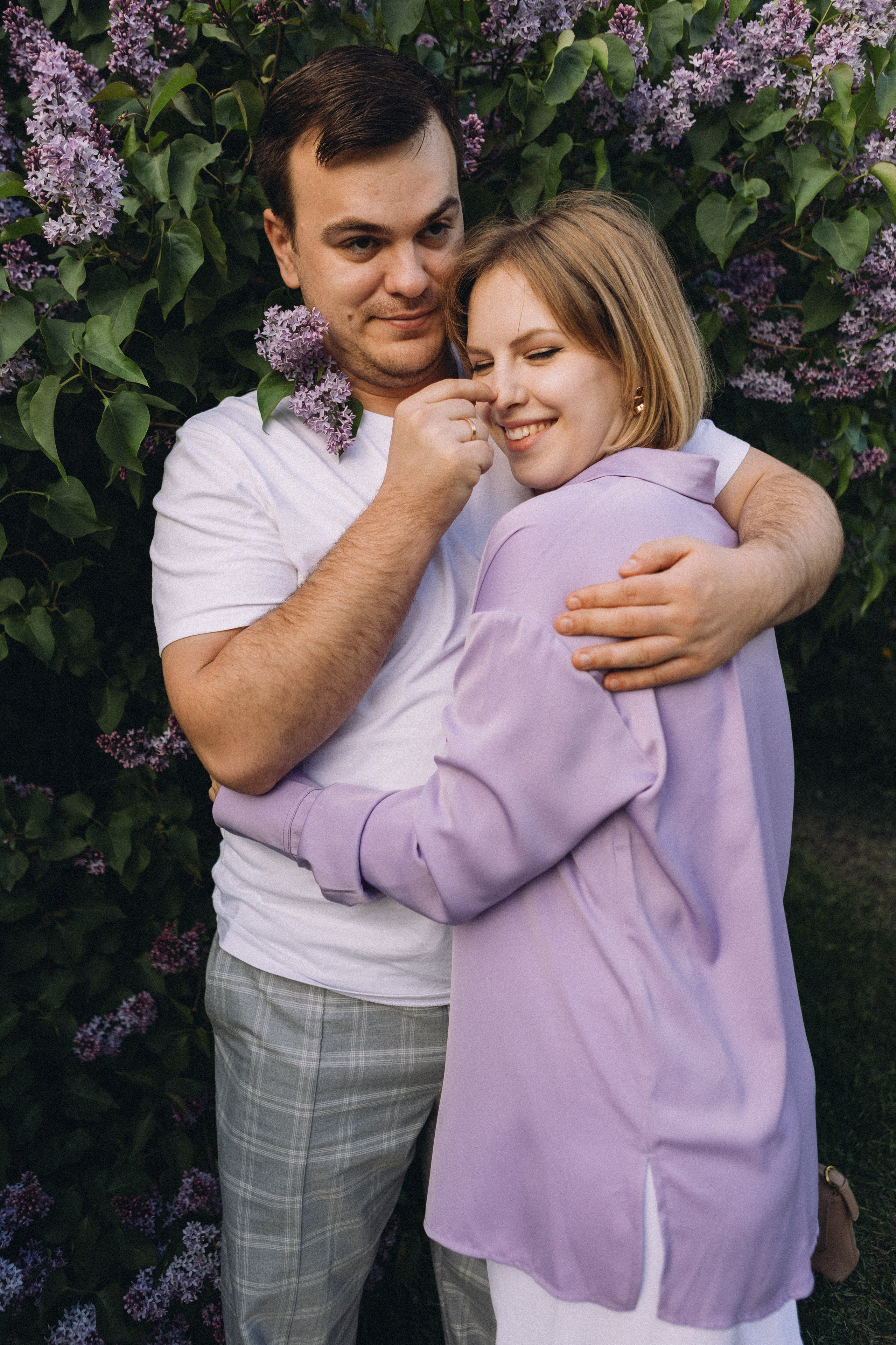 Фотосессия для пары в сиреневом саду. Фотограф Калагина Светлана